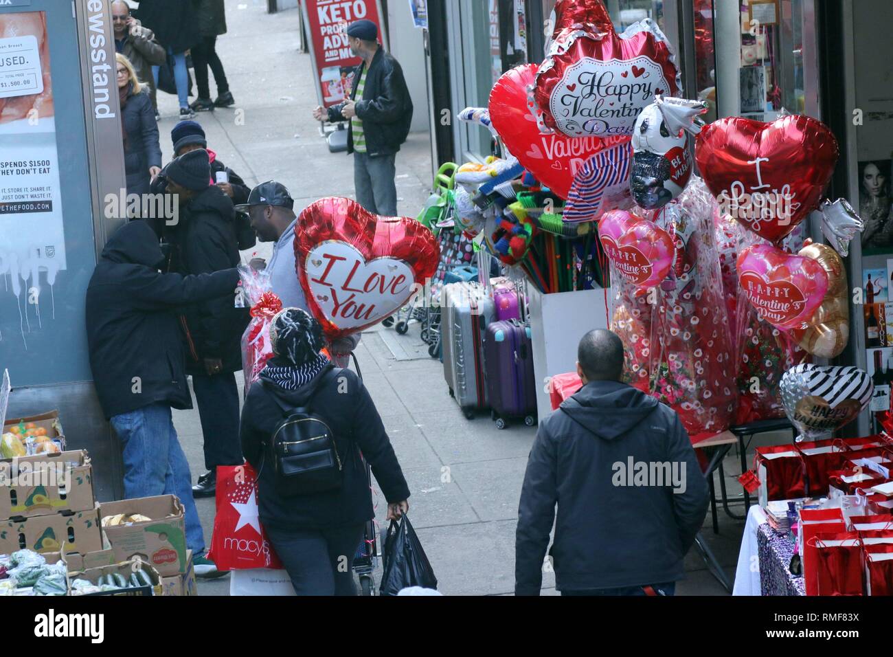 Die Bronx Ny Usa 14 Feb 19 Hektische Valentinstag Aktivitaten Fur Strassenhandler In Der South Bronx In New York City Am 14 Februar 19 C 19 G Ronald Lopez Digipixsagain Us Alamy Leben Nachrichten Stockfotografie Alamy