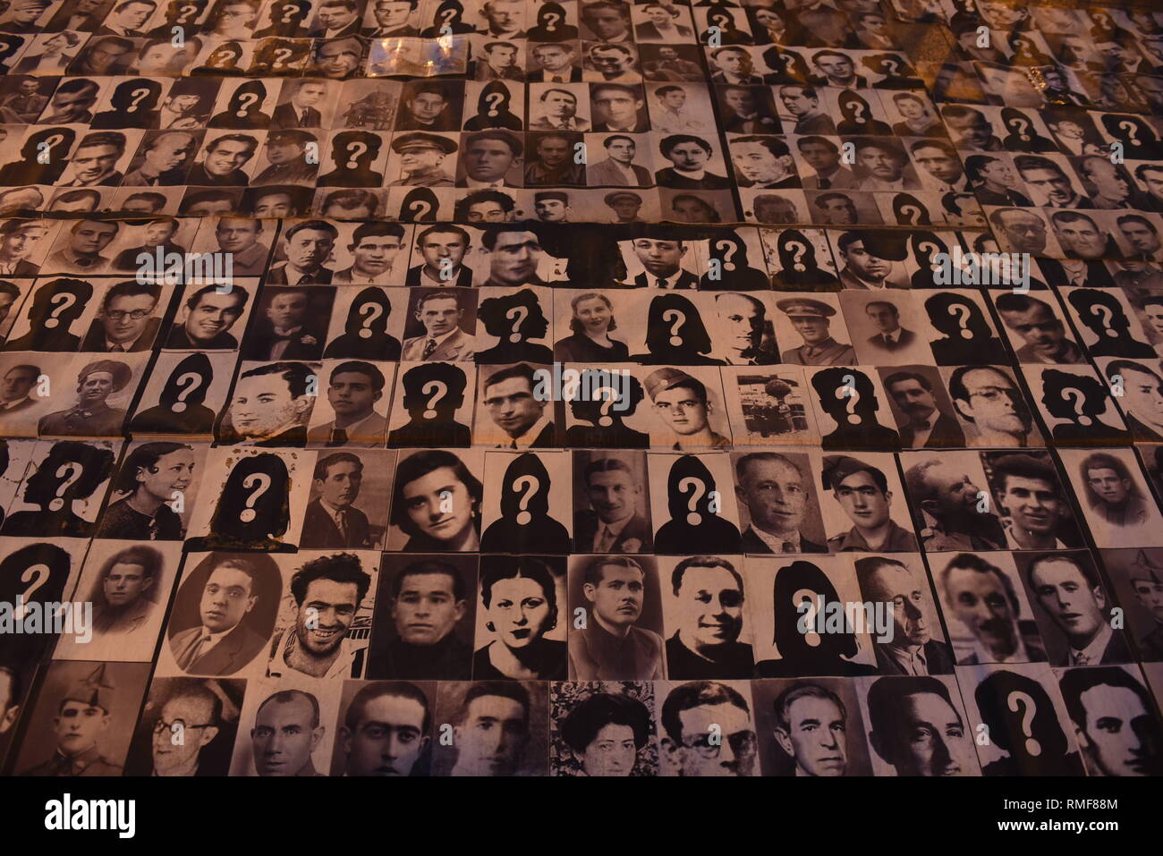 Madrid, Madrid, Spanien. 14 Feb, 2019. Bilder von vermissten Personen während der Diktatur von Francisco Franco (1936-1975) sind während des Protestes gesehen. Etwa 100 Menschen in Madrid versammelt, um gegen die Immunität der Verbrechen, die während des Spanischen Bürgerkriegs begangen zu protestieren, der Francisco Franco Diktatur, und Gerechtigkeit für die Opfer und Angehörigen zu verlangen. Quelle: John milner/SOPA Images/ZUMA Draht/Alamy leben Nachrichten Stockfoto