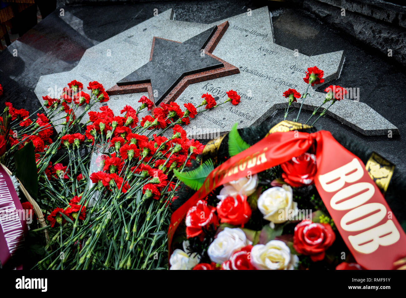 Tambow, Tambow, Russland. 15 Feb, 2019. 15. Februar 1989 beendete den Abzug der sowjetischen Truppen aus Afghanistan. Im Jahr 2019, genau 30 Jahre nach dem Abzug der sowjetischen Truppen aus Afghanistan. In der Foto - Blumen am Denkmal für die Soldaten - Internationalisten, die in Afghanistan Credit gestorben: Demian Stringer/ZUMA Draht/Alamy leben Nachrichten Stockfoto