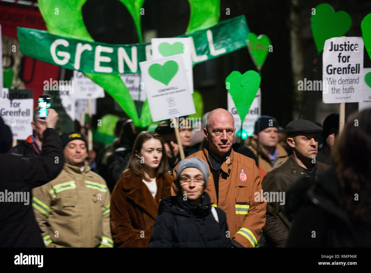 London, Großbritannien. 14. Februar, 2019. Matt Rack, Generalsekretär der Feuerwehren Union (FBU) verbindet die Mitglieder des Grenfell Gemeinschaft, die sich an der Grenfell ruhig um North Kensington auf der monatlichen Jahrestag der Feuer gehen am 14. Juni 2017. 72 Menschen in der Grenfell Turm Feuer und über 70 Tote wurden verletzt. Credit: Mark Kerrison/Alamy leben Nachrichten Stockfoto