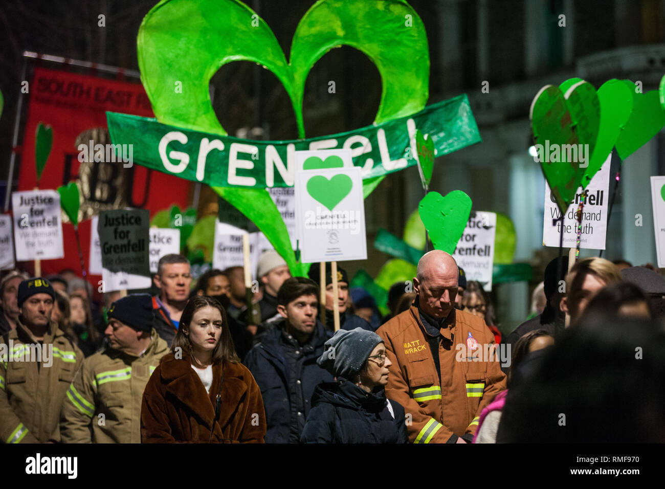 London, Großbritannien. 14. Februar, 2019. Matt Rack, Generalsekretär der Feuerwehren Union (FBU) verbindet die Mitglieder des Grenfell Gemeinschaft, die sich an der Grenfell ruhig um North Kensington auf der monatlichen Jahrestag der Feuer gehen am 14. Juni 2017. 72 Menschen in der Grenfell Turm Feuer und über 70 Tote wurden verletzt. Credit: Mark Kerrison/Alamy leben Nachrichten Stockfoto