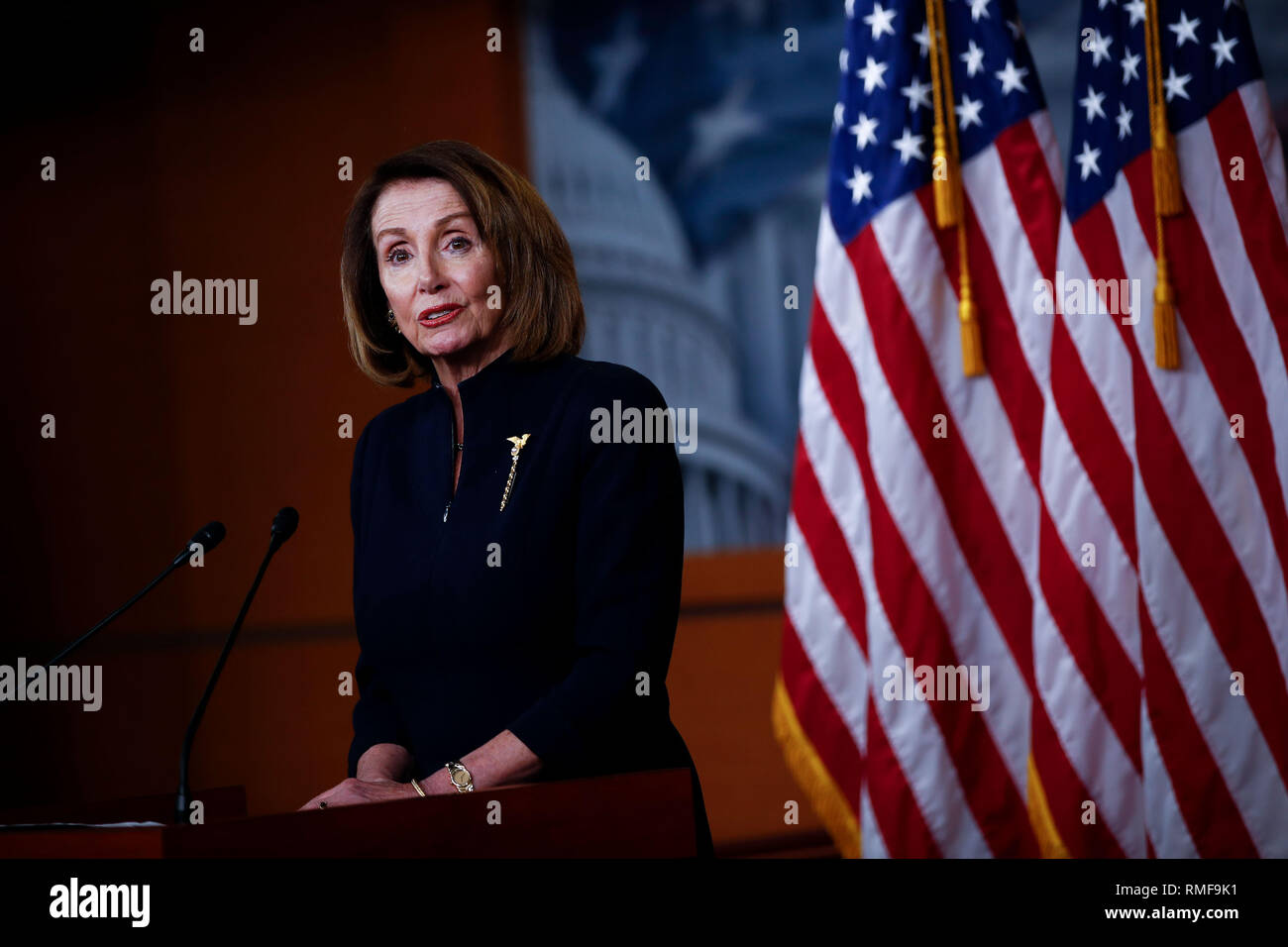 (190214) - Washington, Februar 14, 2019 (Xinhua) - US-Sprecherin des Repräsentantenhauses Nancy Pelosi spricht während einer Pressekonferenz auf dem Capitol Hill in Washington, DC, USA, Nov. 14, 2019. Us-Präsident Donald Trump bereit ist, eine Rechnung über die Ausgaben und die Sicherheit der anderen Regierung Abschaltung zu verhindern, sondern auch einen nationalen Notstand, um Mittel für seine lange versprochene Grenzmauer erhalten erklären, das Weiße Haus sagte Donnerstag. Nancy Pelosi, die oberen Demokrat im Haus, sagte, ihre Partei ist, dass wir unsere Optionen" in Reaktion auf die zu erwartenden Notfall Erklärung anzeigen. (Xinhua / Ting Stockfoto