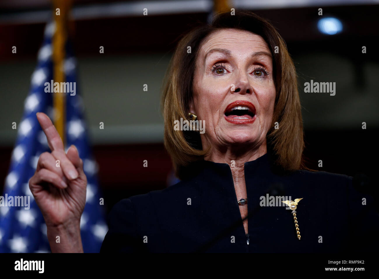 (190214) - Washington, Februar 14, 2019 (Xinhua) - US-Sprecherin des Repräsentantenhauses Nancy Pelosi spricht während einer Pressekonferenz auf dem Capitol Hill in Washington, DC, USA, Nov. 14, 2019. Us-Präsident Donald Trump bereit ist, eine Rechnung über die Ausgaben und die Sicherheit der anderen Regierung Abschaltung zu verhindern, sondern auch einen nationalen Notstand, um Mittel für seine lange versprochene Grenzmauer erhalten erklären, das Weiße Haus sagte Donnerstag. Nancy Pelosi, die oberen Demokrat im Haus, sagte, ihre Partei ist, dass wir unsere Optionen" in Reaktion auf die zu erwartenden Notfall Erklärung anzeigen. (Xinhua / Ting Stockfoto