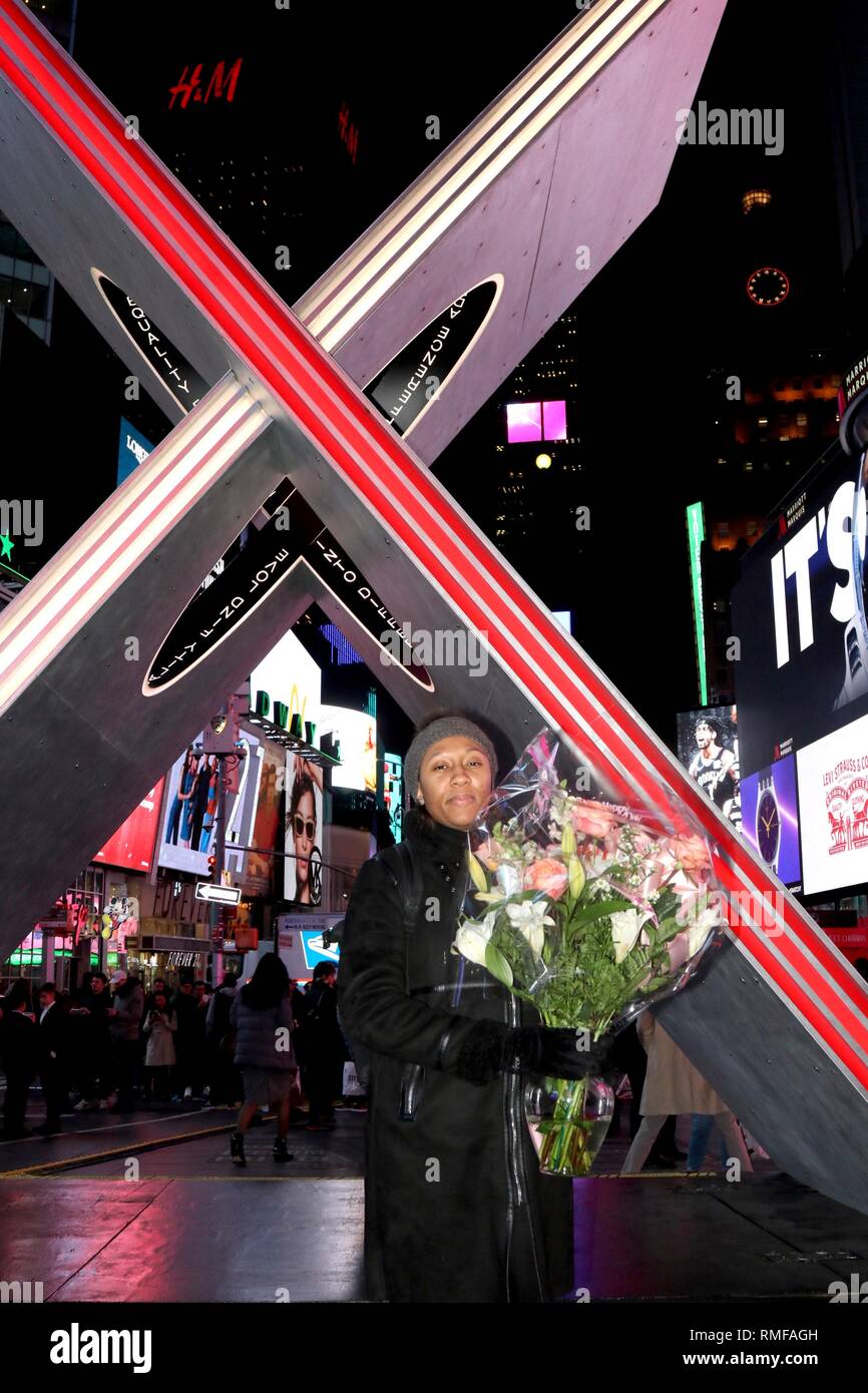 New York, NY, USA. 14 Feb, 2019. Paare feiern Romantik, Leidenschaft, und jede andere in einer freundlichen Tour-de-Liebe bei der jährlichen Gelübde Erneuerung Zeremonie in Times Square am 14. Februar, 2019. Die Zeremonie, inszeniert von der Times Square Alliance wurde auf der ikonischen Glas Rot Schritte gehalten, mit Paare jeden Alters und Herkunft bekennen ihre Liebe noch einmal. © 2019 G. Ronald Lopez/DigiPixsAgain. us/Alamy leben Nachrichten Stockfoto