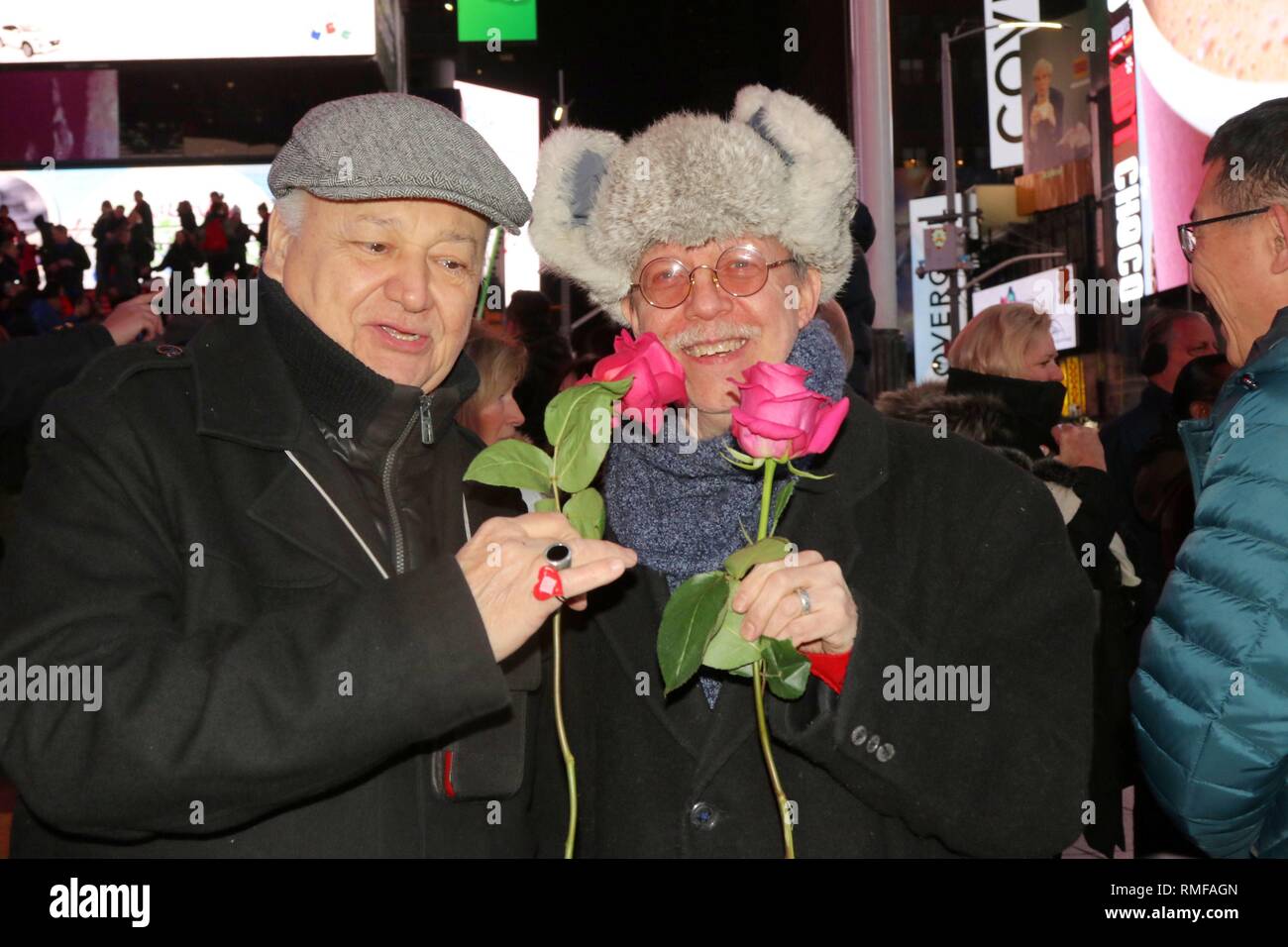 New York, NY, USA. 14 Feb, 2019. Paare feiern Romantik, Leidenschaft, und jede andere in einer freundlichen Tour-de-Liebe bei der jährlichen Gelübde Erneuerung Zeremonie in Times Square am 14. Februar, 2019. Die Zeremonie, inszeniert von der Times Square Alliance wurde auf der ikonischen Glas Rot Schritte gehalten, mit Paare jeden Alters und Herkunft bekennen ihre Liebe noch einmal. © 2019 G. Ronald Lopez/DigiPixsAgain. us/Alamy leben Nachrichten Stockfoto