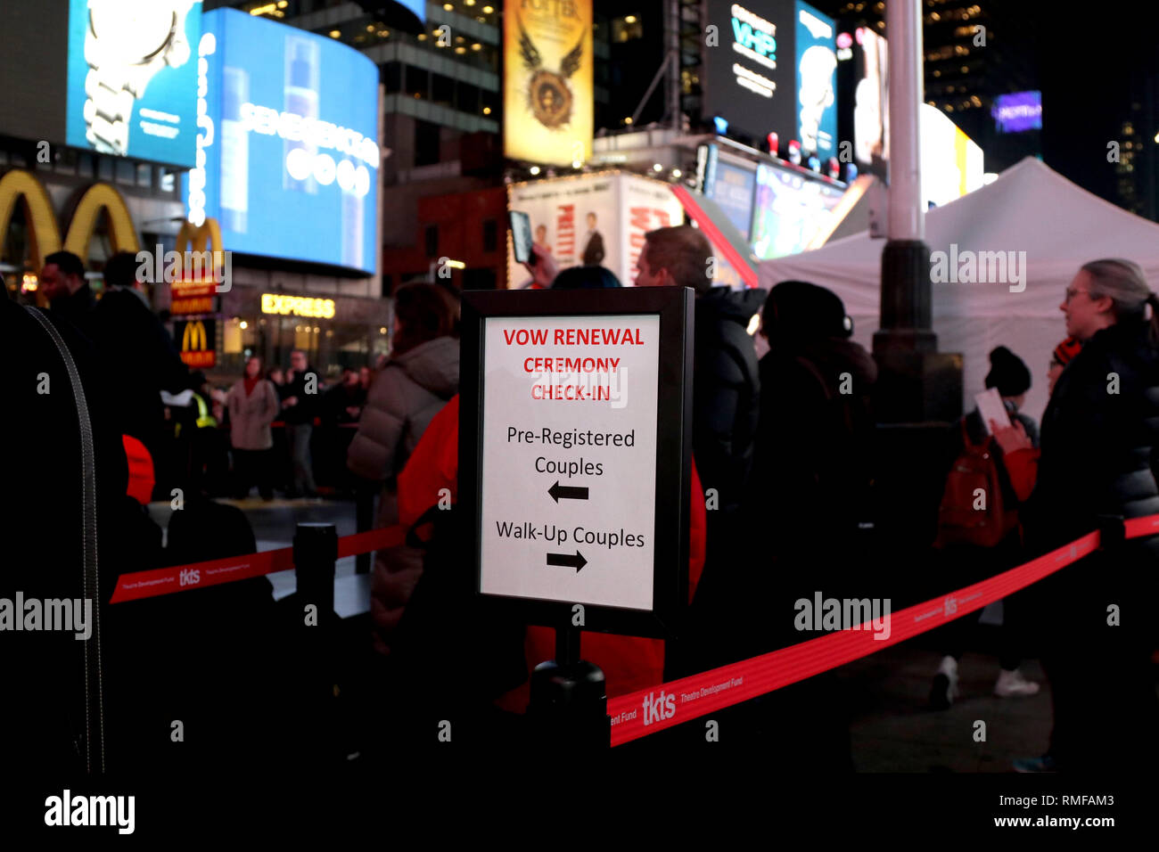 New York City, New York, USA. 14 Feb, 2019. Paare feiern Romantik, Leidenschaft, und jede andere in einer freundlichen Tour-de-Liebe bei der jährlichen Gelübde Erneuerung Zeremonie in Times Square am 14. Februar, 2019. Die Zeremonie, inszeniert von der Times Square Alliance wurde auf der ikonischen Glas Rot Schritte gehalten, mit Paare jeden Alters und Herkunft bekennen ihre Liebe noch einmal. Credit: G. Ronald Lopez/ZUMA Draht/Alamy leben Nachrichten Stockfoto