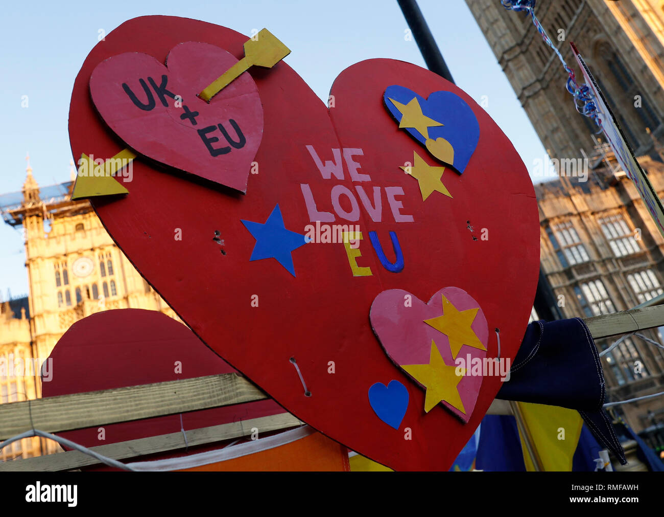 London, Großbritannien. 14 Feb, 2019. Plakate sind außerhalb der Häuser des Parlaments in London, Großbritannien am 14.02.2019. Das britische Unterhaus am Donnerstag stimmten gegen eine Bewegung durch Premierminister Theresa Eingereicht ihre Unterstützung für die Regierung Brexit Ansatz bekräftigt. Credit: Han Yan/Xinhua/Alamy leben Nachrichten Stockfoto