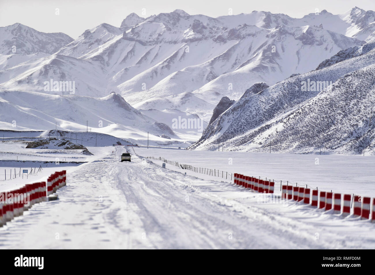 Yushu, Provinz Qinghai in China. 14 Feb, 2019. Ein Fahrzeug läuft auf einer Straße in Zaduo Grafschaft der tibetischen autonomen Präfektur Yushu, Provinz Qinghai im Nordwesten Chinas, 14.02.2019. Nach Tagen der Schneestürme, Straßen in vielen Bereichen der tibetischen autonomen Präfektur Yushu sind unter Schnee so tief wie 45 Zentimeter bedeckt. Lokale Behörde Zaduo hat 37 große Maschinen zu den Blizzard-betroffenen Gebieten der Schnee zu löschen - bedeckten Straßen geschickt. Credit: Zhang Long/Xinhua/Alamy leben Nachrichten Stockfoto