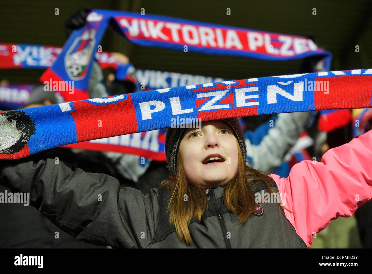 Plzen, Tschechische Republik. 14 Feb, 2019. Fans von Viktoria Plzen in Aktion während der Europa League Runde der 32 ersten Bein Fußball Match in Plzen, Tschechische Republik, Donnerstag, 14.02.2019. Credit: Miroslav Chaloupka/CTK Photo/Alamy leben Nachrichten Stockfoto