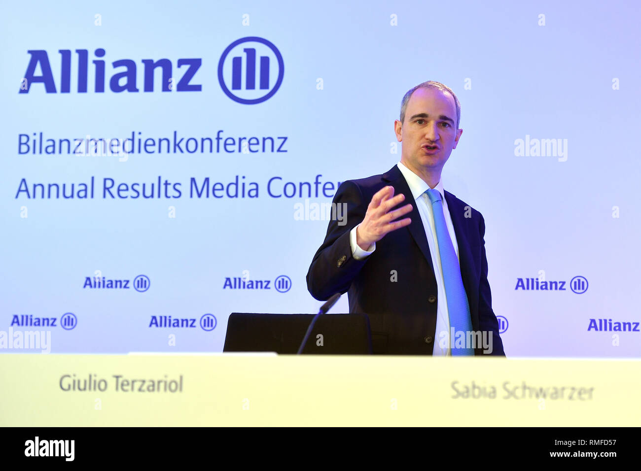 München, Deutschland. 15 Feb, 2019. Giulio TERZARIOL (CFO, Finanz und Controlling), Geste, single Bild, Single Cut Motiv, halb Bild, halb Abbildung, vor dem Logo der Allianz, die Allianz SE, die Bilanzpressekonferenz am 15.02.2019. | Verwendung der weltweiten Kredit: dpa/Alamy leben Nachrichten Stockfoto