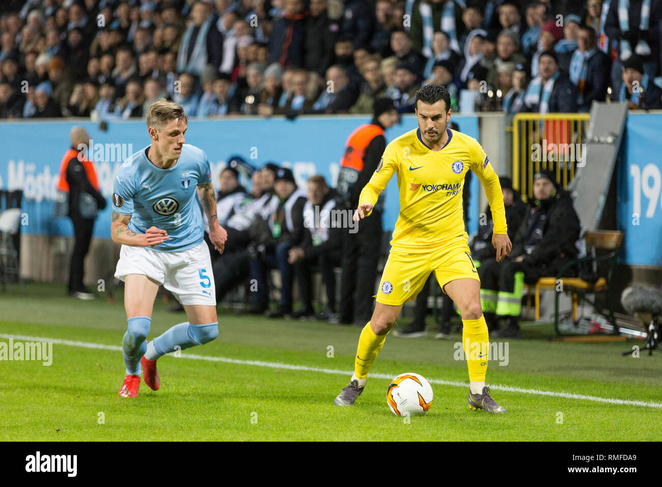 Malmö, Schweden. 14 Feb, 2019. Schweden, Malmö, 24. Februar 2019. Pedro (11) der FC Chelsea und Søren Rieks (5) Malmö FF während der Europa League Runde 32 Match zwischen Malmö FF und FC Chelsea bei der Swedbank Stadion in Malmö zu sehen. (Foto: Gonzales Foto/Alamy leben Nachrichten Stockfoto