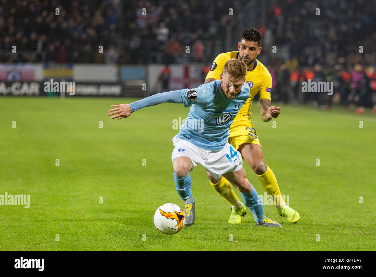 Malmö, Schweden. 14 Feb, 2019. Schweden, Malmö, 24. Februar 2019. Anders Christiansen (14) von Malmö FF und Emerson (33) des FC Chelsea in der Europa League Runde 32 Match zwischen Malmö FF und FC Chelsea bei der Swedbank Stadion in Malmö zu sehen. (Foto: Gonzales Foto/Alamy leben Nachrichten Stockfoto