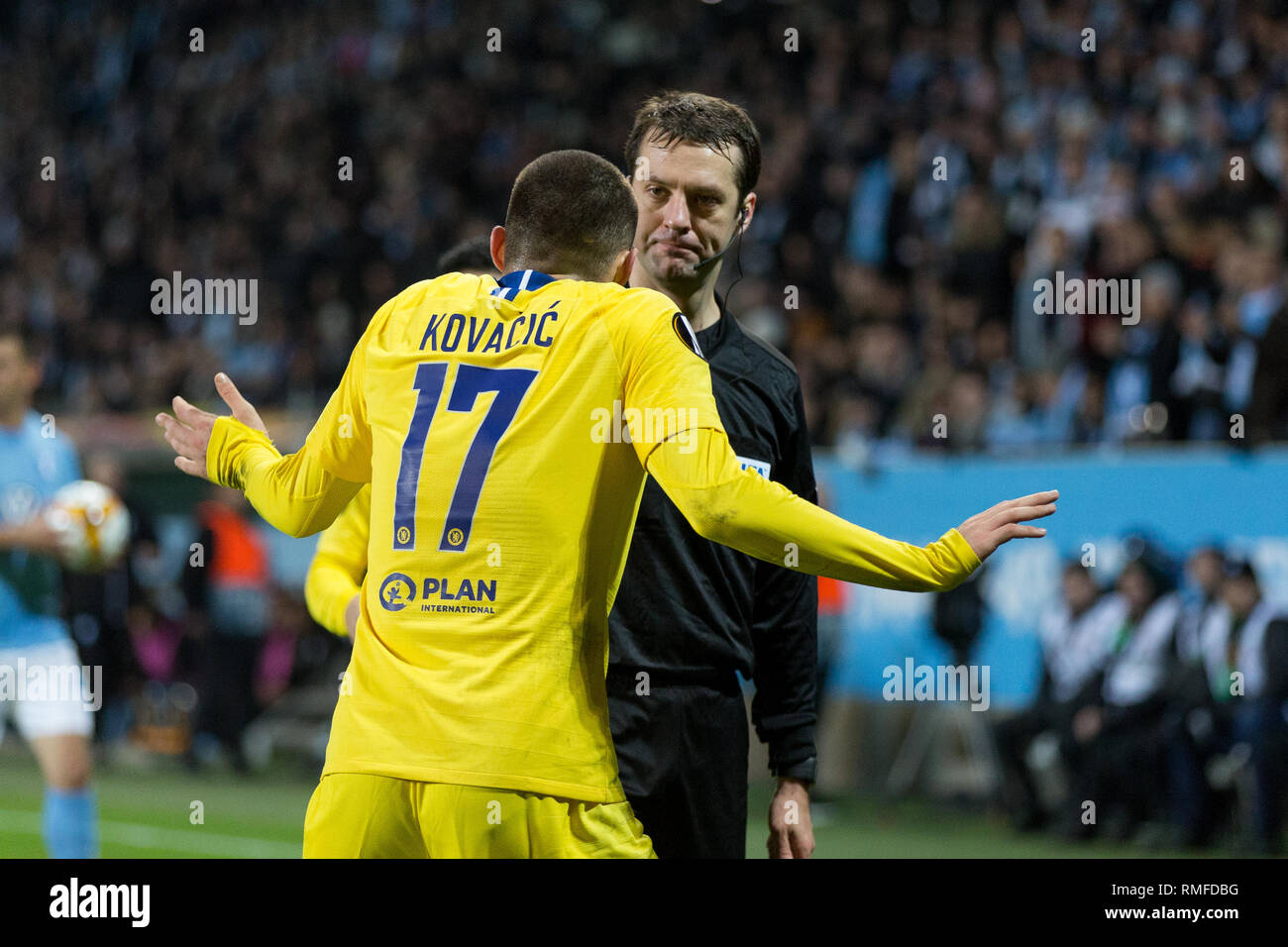 Malmö, Schweden. 14 Feb, 2019. Schweden, Malmö, 24. Februar 2019. Mateo Kovacic (17) des FC Chelsea in den Gesprächen mit Schiedsrichter Aleksei Kulbakov während der Europa League Runde 32 Match zwischen Malmö FF und FC Chelsea bei der Swedbank Stadion in Malmö zu sehen. (Foto: Gonzales Foto/Alamy leben Nachrichten Stockfoto