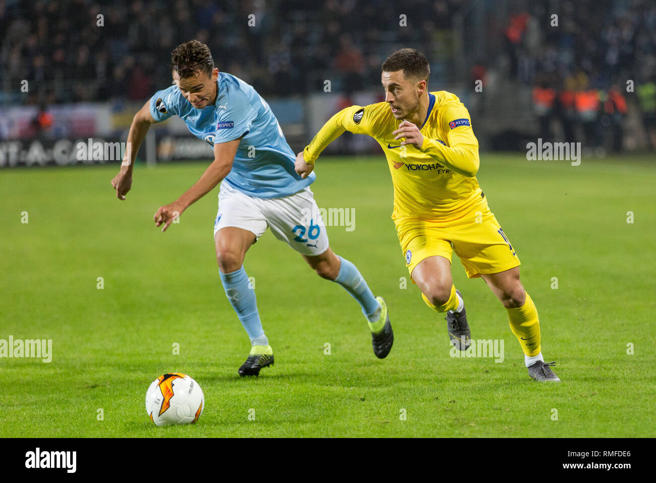 Malmö, Schweden. 14 Feb, 2019. Schweden, Malmö, 24. Februar 2019. Eden Hazard (10) der FC Chelsea und Andreas Vindheim (26) von Malmö FF während der Europa League Runde 32 Match zwischen Malmö FF und FC Chelsea bei der Swedbank Stadion in Malmö zu sehen. (Foto: Gonzales Foto/Alamy leben Nachrichten Stockfoto