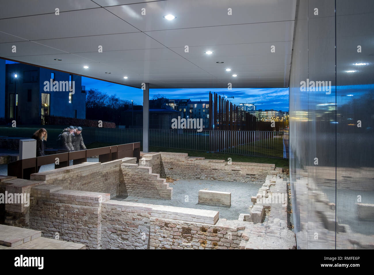 Berlin, Deutschland. 12 Feb, 2019. Touristen Blick auf die freigelegten Fundamente des ehemaligen Wohn- Gebäude, dessen Fassade die Grenzmauer bis Anfang der 80er Jahre gebildet. Bevor die Fensteröffnungen der Gebäude an der Grenze zugemauert wurden, flohen, durch die Fenster aus der DDR in den westlichen Teil von Berlin. Die Grundlagen sind Teil der Gedenkstätte Berliner Mauer in der Bernauer Straße. Quelle: Stefan Jaitner/dpa/Alamy leben Nachrichten Stockfoto