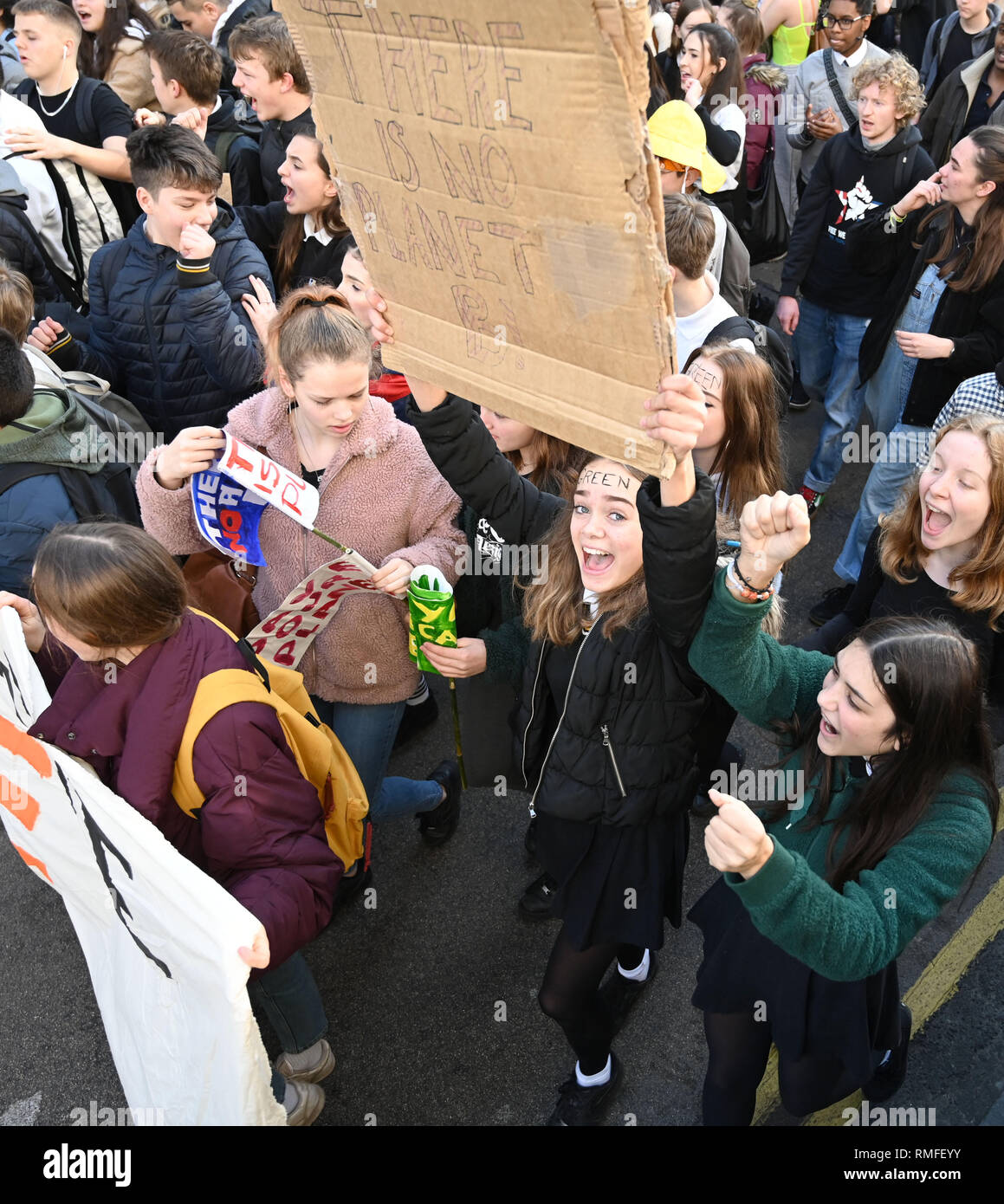 Brighton, UK. 15 Feb, 2019. Tausende Studenten und Schüler in Brighton nehmen Teil an der Jugend Streik 4 Klima protestieren heute als Teil einer koordinierten "Tag der nationalen Aktion. Tausende von Studenten auf Streik bei 11 am am Freitag als Teil einer Global Youth Action über den Klimawandel und die Streiks sind in über 30 Städten und Gemeinden im ganzen Land: Simon Dack/Alamy leben Nachrichten Stockfoto