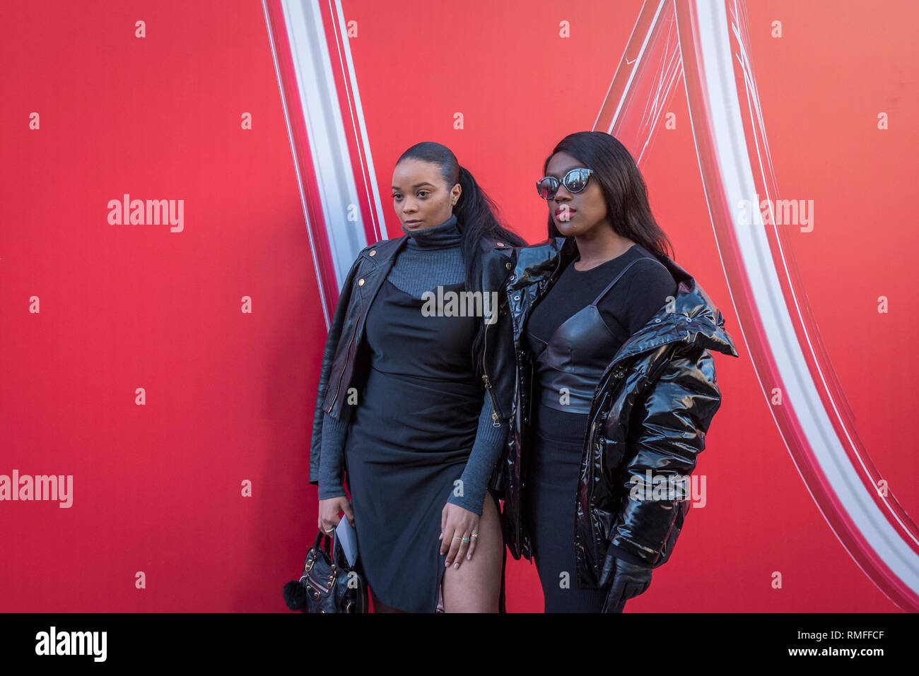 London, Großbritannien. 15 Feb, 2019. Anhänger der Mode kommen für eine Show in der Britischen Mode Rat Raum bei 180 The Strand am Eröffnungstag der London Fashion Week. Designer aus der ganzen Welt ihre Herbst und Winter (AW 19) Kreationen an einer Vielzahl von Orten in der Hauptstadt. Credit: Stephen Chung/Alamy leben Nachrichten Stockfoto