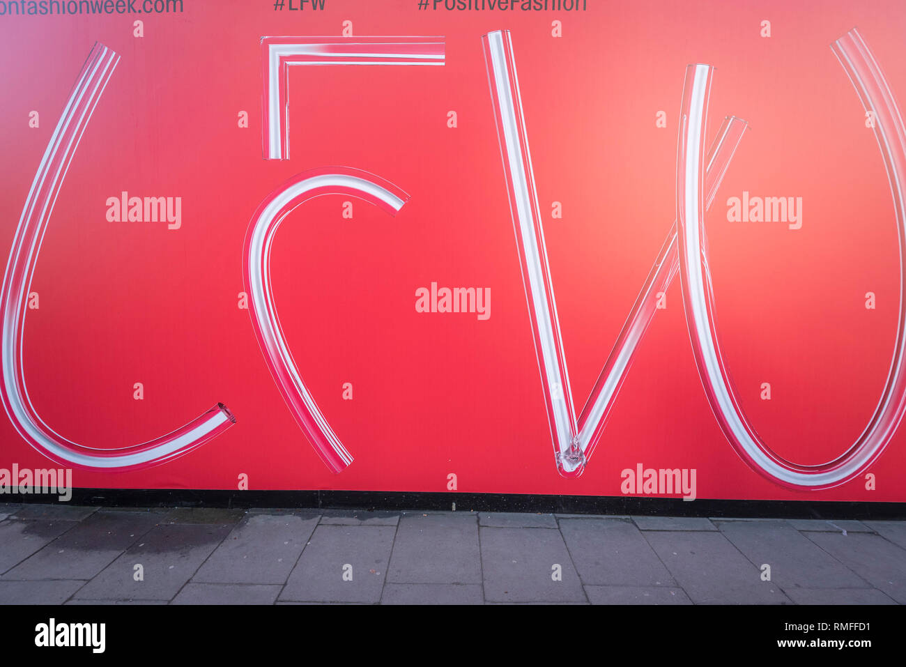 London, Großbritannien. 15 Feb, 2019. Die Außenwand außerhalb der britischen Mode Rat Raum bei 180 The Strand am Eröffnungstag der London Fashion Week fördert die Veranstaltung. Designer aus der ganzen Welt ihre Herbst und Winter (AW 19) Kreationen an einer Vielzahl von Orten in der Hauptstadt. Credit: Stephen Chung/Alamy leben Nachrichten Stockfoto