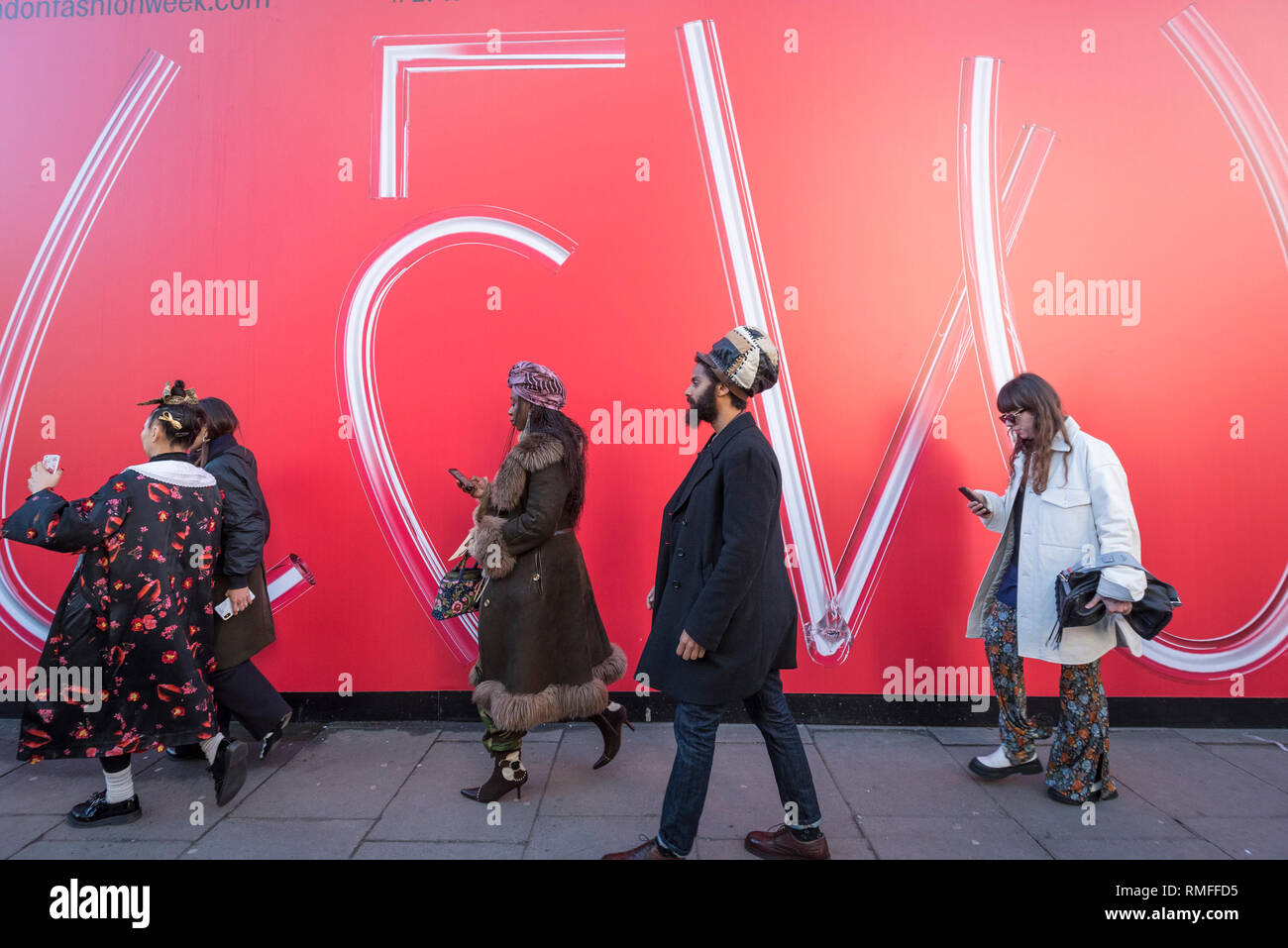 London, Großbritannien. 15 Feb, 2019. Anhänger der Mode kommen für eine Show in der Britischen Mode Rat Raum bei 180 The Strand am Eröffnungstag der London Fashion Week. Designer aus der ganzen Welt ihre Herbst und Winter (AW 19) Kreationen an einer Vielzahl von Orten in der Hauptstadt. Credit: Stephen Chung/Alamy leben Nachrichten Stockfoto