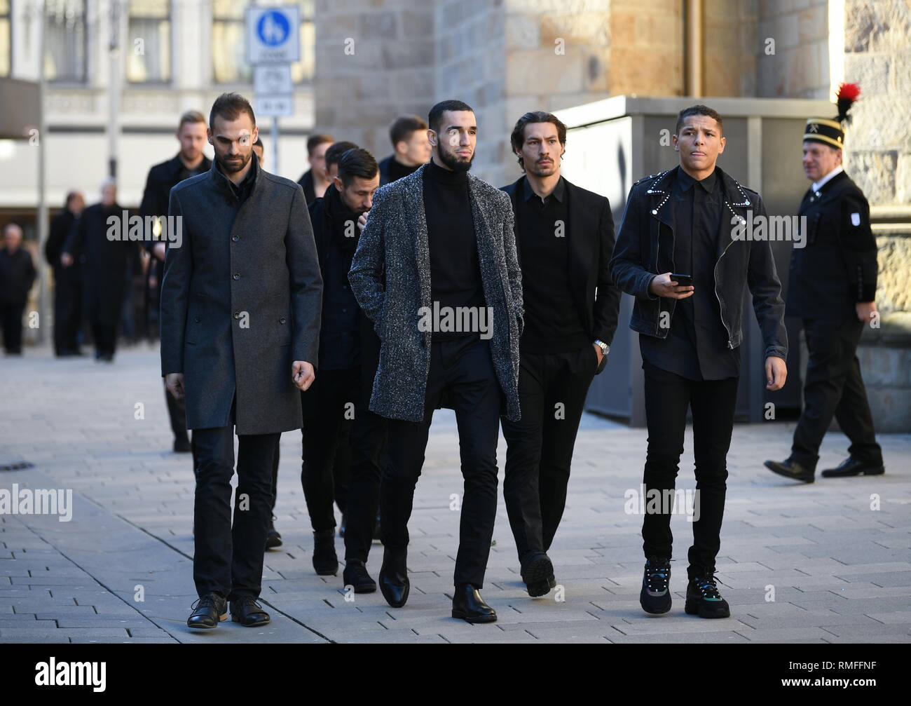 Gelsenkirchen, Deutschland. 15 Feb, 2019. Fussball: Gedenkfeier für die ehemalige FC Schalke 04 Manager Rudi Assauer in der Propsteikirche St. Urbanus. Die Schalker Spieler Amin Harit (r-l), Benjamin Stambouli und Nabil Bentaleb kommen von der Trauerfeier. Credit: Ina Faßbender/dpa/Alamy leben Nachrichten Stockfoto