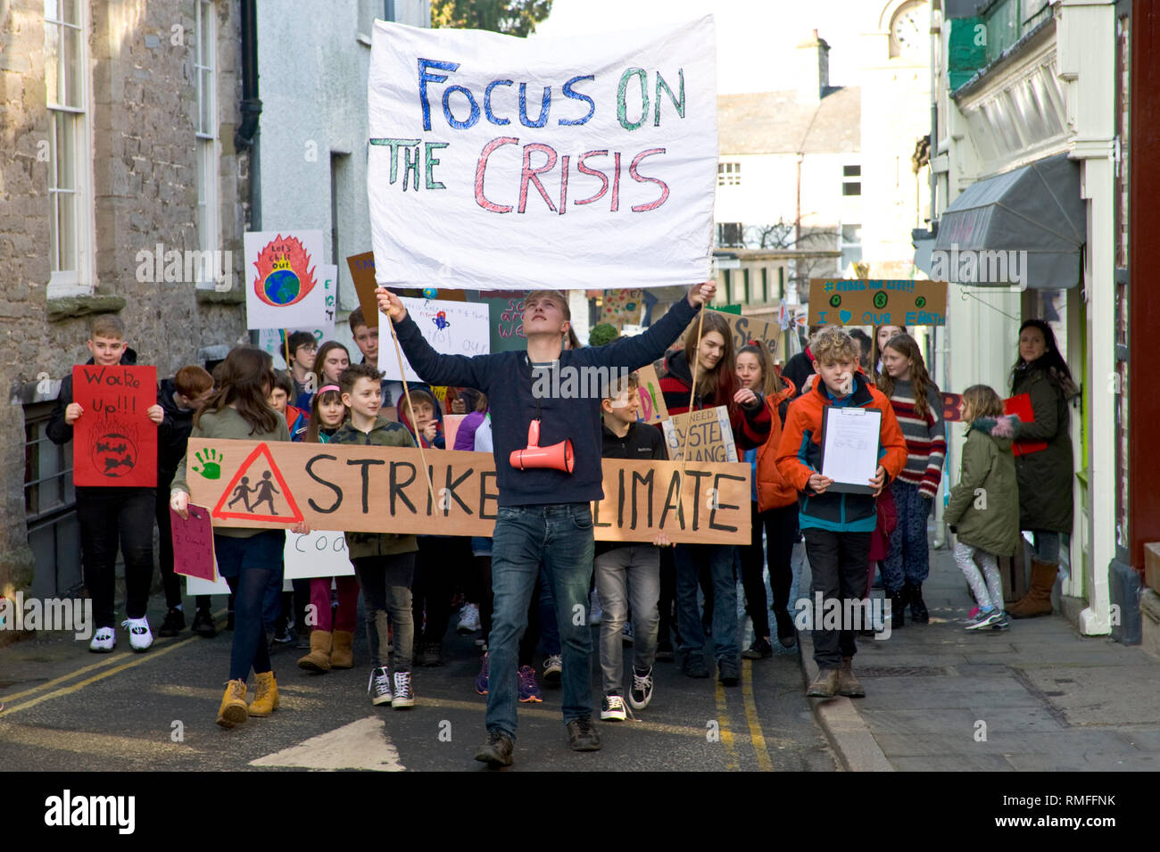 Das Heu, das auf Wye, Powys, Wales, UK. 15. Februar 2019. Klima Streik. Schülerinnen und Schüler der örtlichen Schulen nahm Zeit weg von Lektionen zu fordern dringende Maßnahmen gegen den Klimawandel zu protestieren. Dies ist Teil einer koordinierten nationalen Tag der Aktion. Credit: Jeff Morgan/Alamy leben Nachrichten Stockfoto