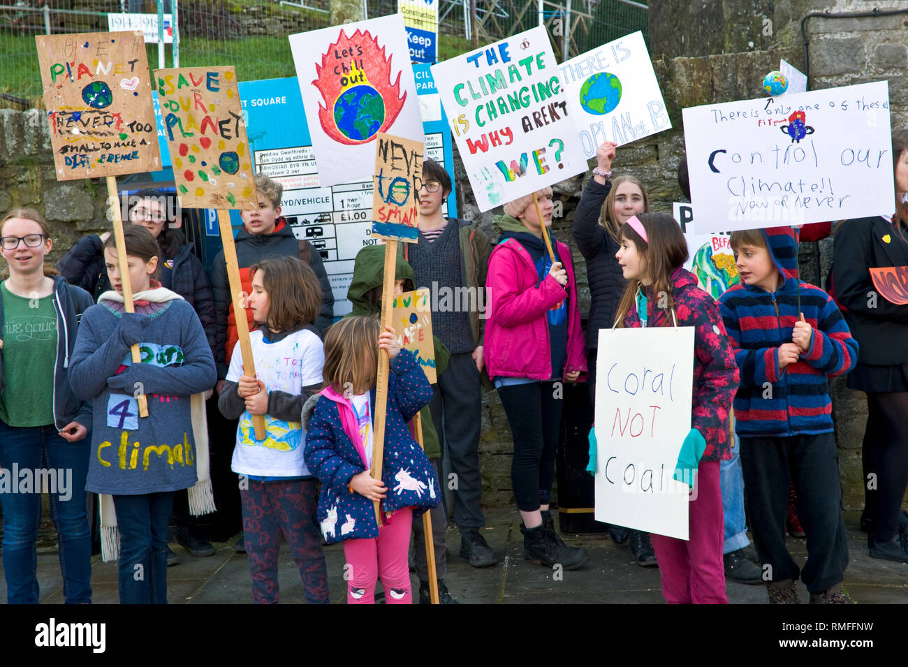 Das Heu, das auf Wye, Powys, Wales, UK. 15. Februar 2019. Klima Streik. Schülerinnen und Schüler der örtlichen Schulen nahm Zeit weg von Lektionen zu fordern dringende Maßnahmen gegen den Klimawandel zu protestieren. Dies ist Teil einer koordinierten nationalen Tag der Aktion. Credit: Jeff Morgan/Alamy leben Nachrichten Stockfoto