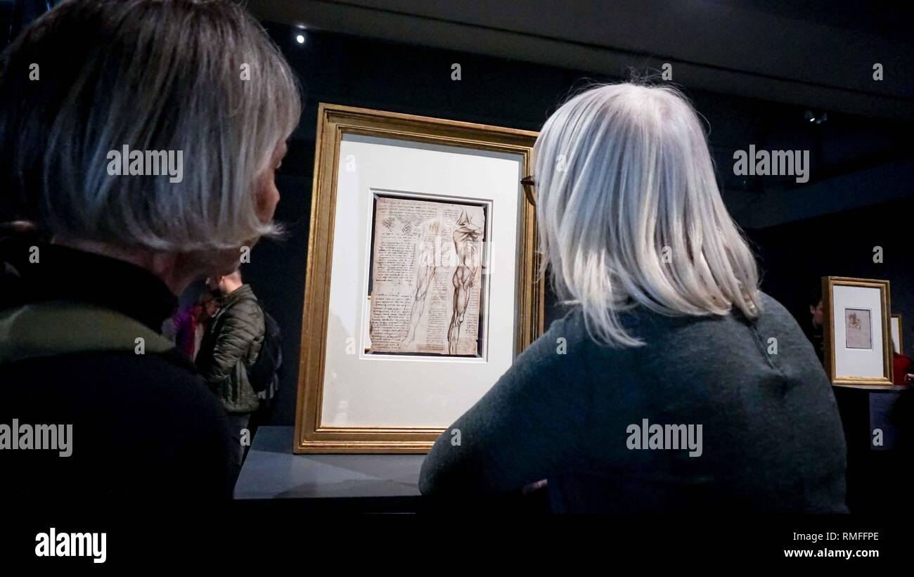 Februar 13, 2019 - Sheffield, Vereinigtes Königreich - zwei Frauen auf der Suche nach einem Rahmen während der Ausstellung.. ein Leben in Zeichnung, zeigt zwölf Zeichnungen von Leonardo da Vinci (1452 - 1519) auf Darlehen, die von Ihrer Majestät der Königin von der Königlichen Sammlung Vertrauen. Zwölf Galerien in Großbritannien wird verschiedene Zeichnungen anzeigen, indem der Künstler gleichzeitig zwischen dem 1. Februar und 6. Mai 2019, den 500. Jahrestag des Todes der Künstlerin zu markieren. (Bild: © ioannis Alexopoulos/SOPA Bilder über ZUMA Draht) Stockfoto