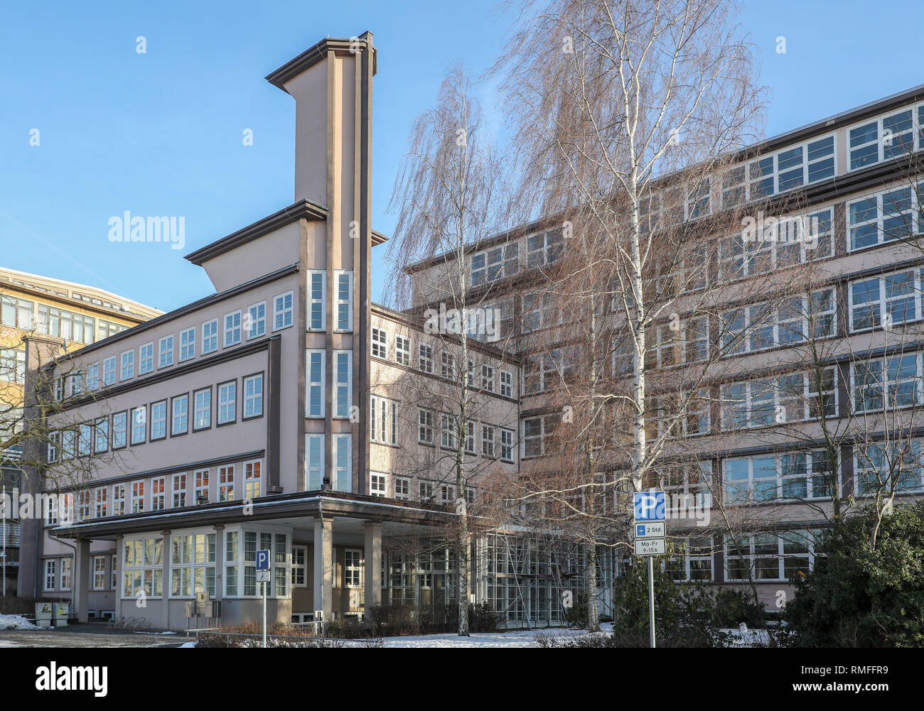 Chemnitz, Deutschland. 08 Feb, 2019. Die Astra-Fabrik in den 1930er Jahren erbaut. In Chemnitz wurde 1921 gegründet und Astra-Werke war einer der weltweit führenden Hersteller von Maschinen. Der Turm über dem Eingang stilisiert eine Schaltfläche des Amtes Maschinen hier hergestellt. In den Jahren 1993/94 wurde das Gebäude in ein Verwaltungsgebäude umgebaut und beherbergt derzeit das Land Sachsen Direktion. Kredite: Jan Woitas/dpa-Zentralbild/ZB/dpa/Alamy leben Nachrichten Stockfoto