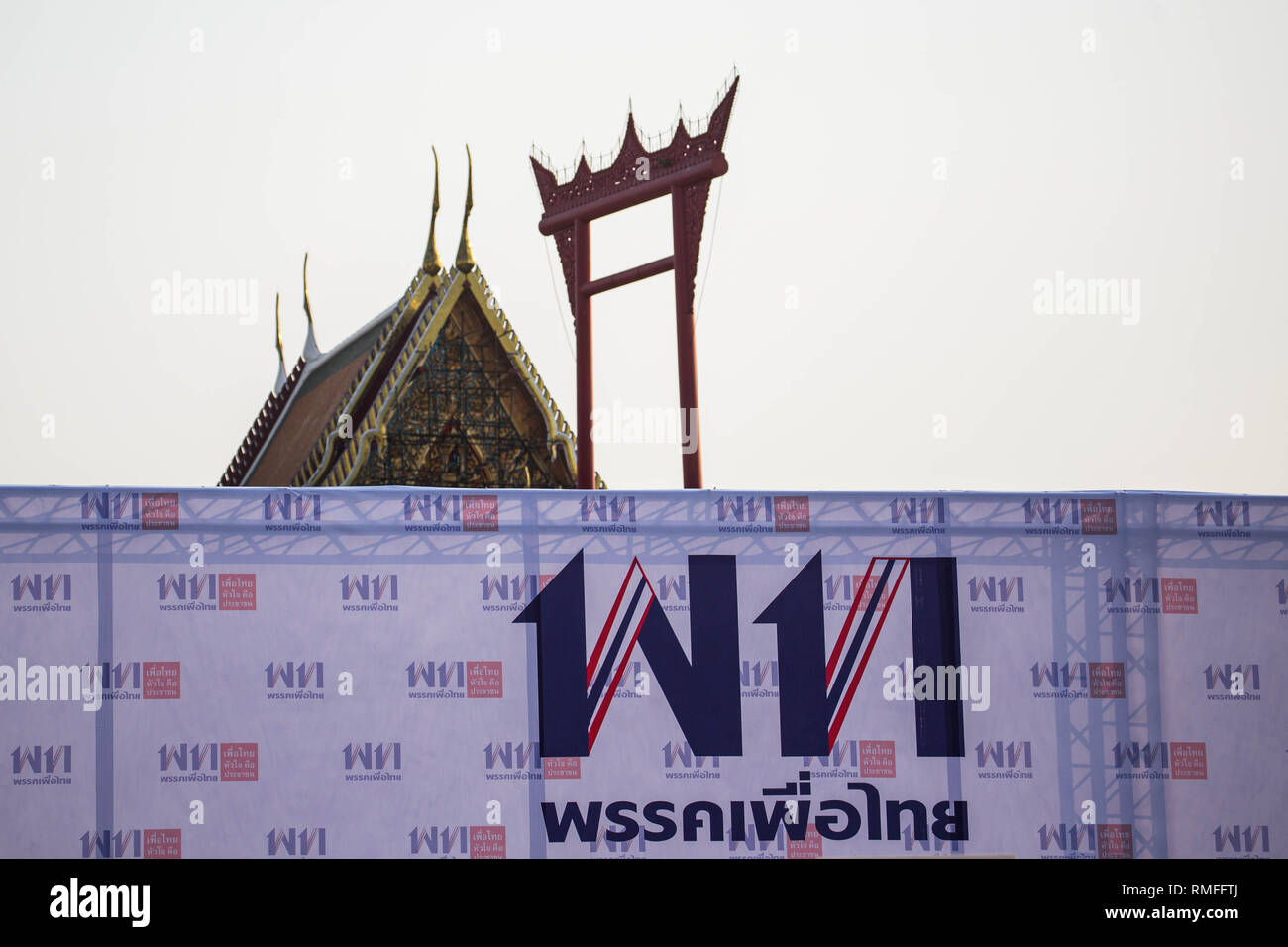 Das Logo der Pheu Thai Partei mit dem Chinatown Gate und der Wat Suthat Thepwararam Tempel im Hintergrund während einer Kundgebung der Pheu Thai Partei vor der 2019 Thai allgemeine Wahl gesehen. Thailand wird die allgemeine Wahl halten am 24. März 2019, die die erste Umfrage, die seit fünf Jahren nach dem Militärputsch 2014 durch Prayut Chan-o-cha. Stockfoto