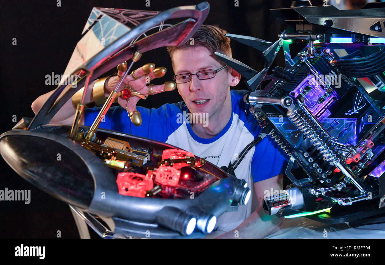 Leipzig, Deutschland. 15 Feb, 2019. Case modder Ronny Moor aus Berlin zeigt seine einzigartige Computer fällen auf der DreamHack in Leipzig. Für das dreitägige gaming Festival, die Veranstalter sind wieder Erwarten Tausende computer spiel Enthusiasten. Ein besonderes Highlight in diesem Jahr wird der Deutsche Casemod Meisterschaft, in dem Modellbauer für die Aufwendigsten computer Design konkurrieren. Credit: Hendrik Schmidt/dpa-Zentralbild/dpa/Alamy leben Nachrichten Stockfoto