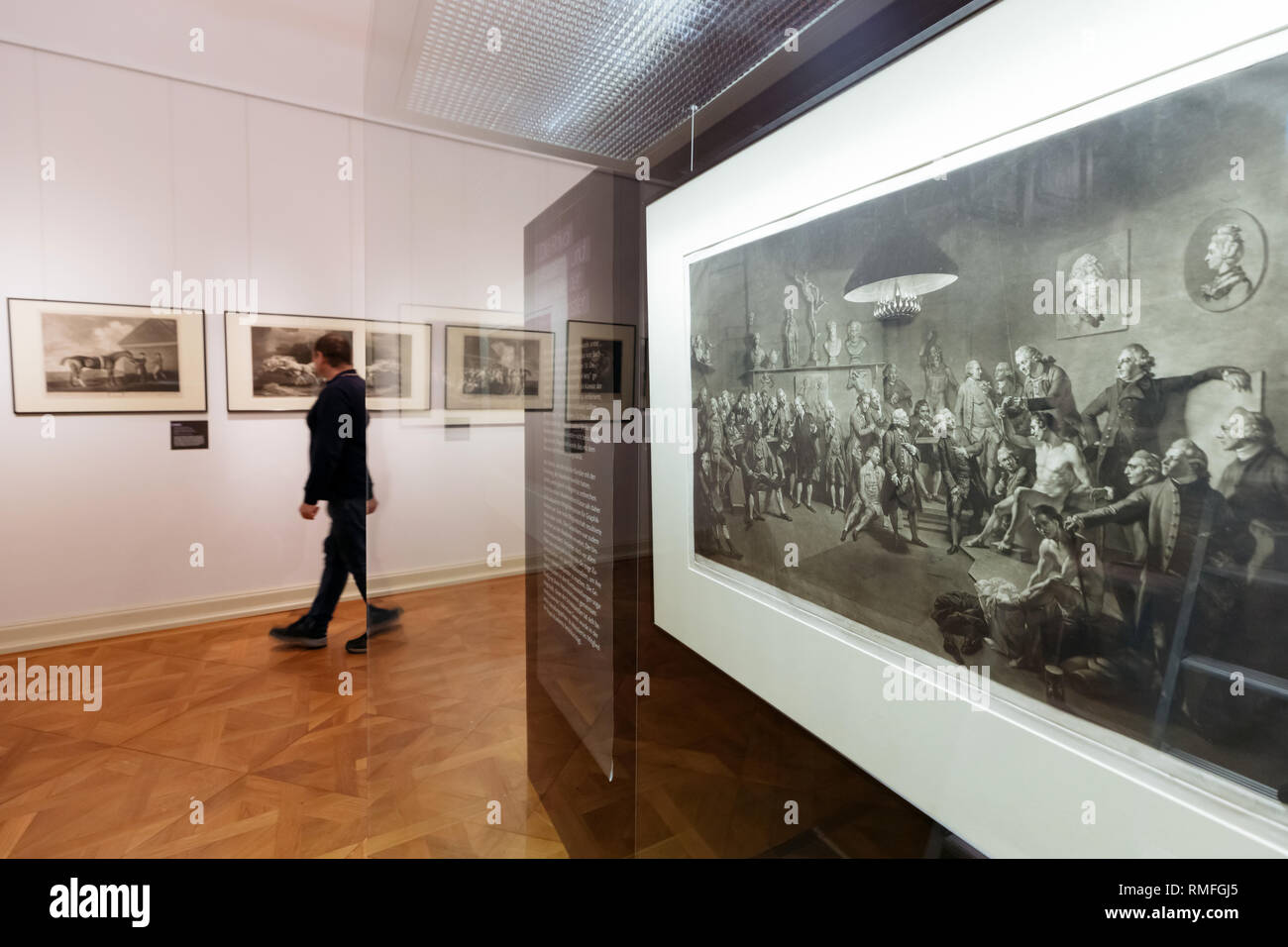 Gotha, Deutschland. 15 Feb, 2019. Ein Mann der Vergangenheit das Gemälde "Die Mitglieder der Royal Academy' (r, 1773) von Richard Earlom nach Johann Joseph Zoffany in der Ausstellung "Die feine englische Art - Schwarze Kunst aus England' in der HERZOGLICHES Museum. Bis zum 12. Mai 2019, über 40 Drucke in schabkunst Technik, die aus dem 17. und 18. Jahrhundert kann hier gesehen werden. Quelle: Michael Reichel/dpa/Alamy leben Nachrichten Stockfoto