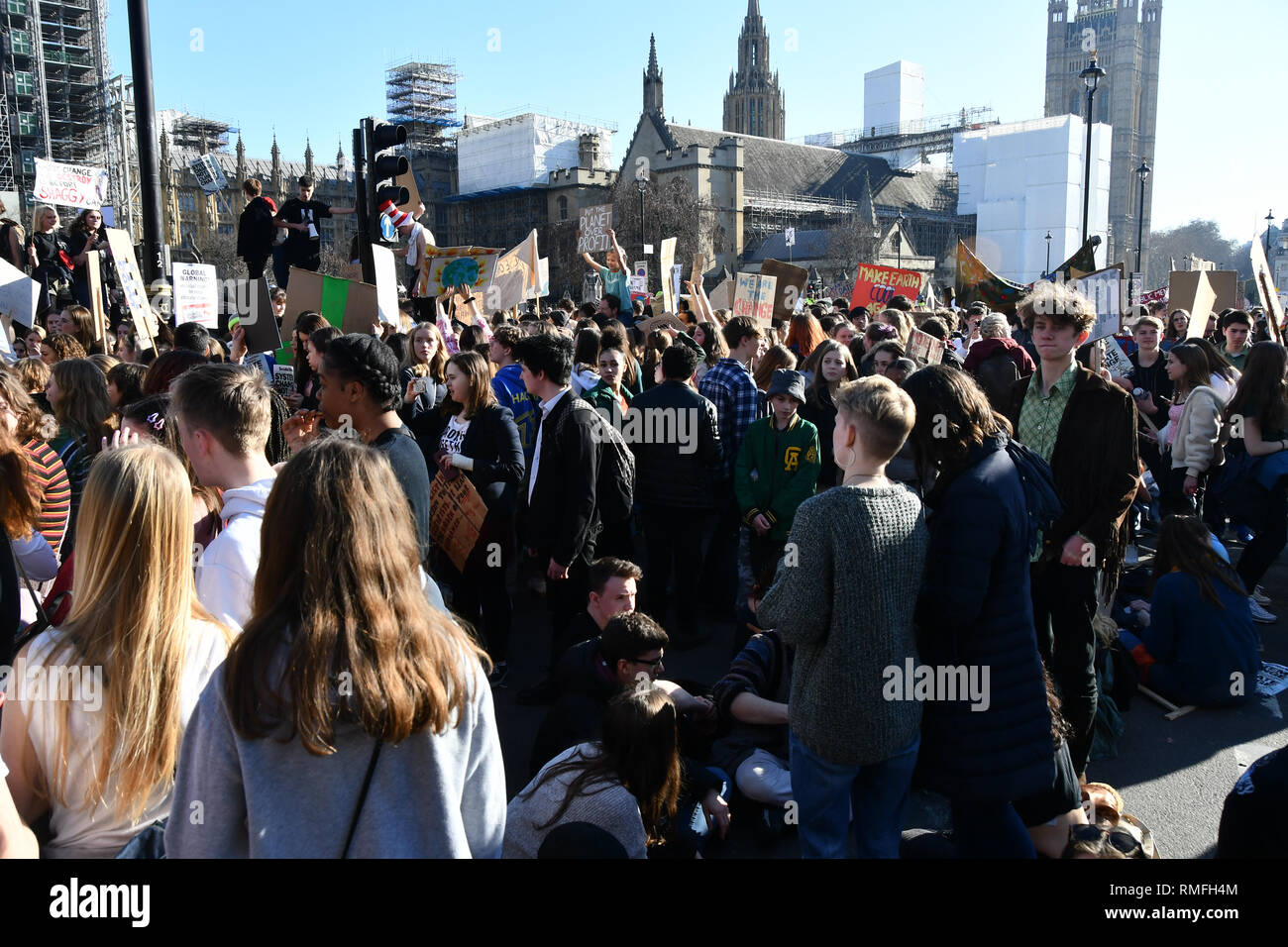 London, Großbritannien. 15. Feb 2019. Tausende Demonstranten nehmen an der Jugend Streik 4 Klima fordern die Staats- und Regierungschefs jetzt bei Parliament Square am 15 Feb 2019, London, UK Bild Capital/Alamy leben Nachrichten Stockfoto