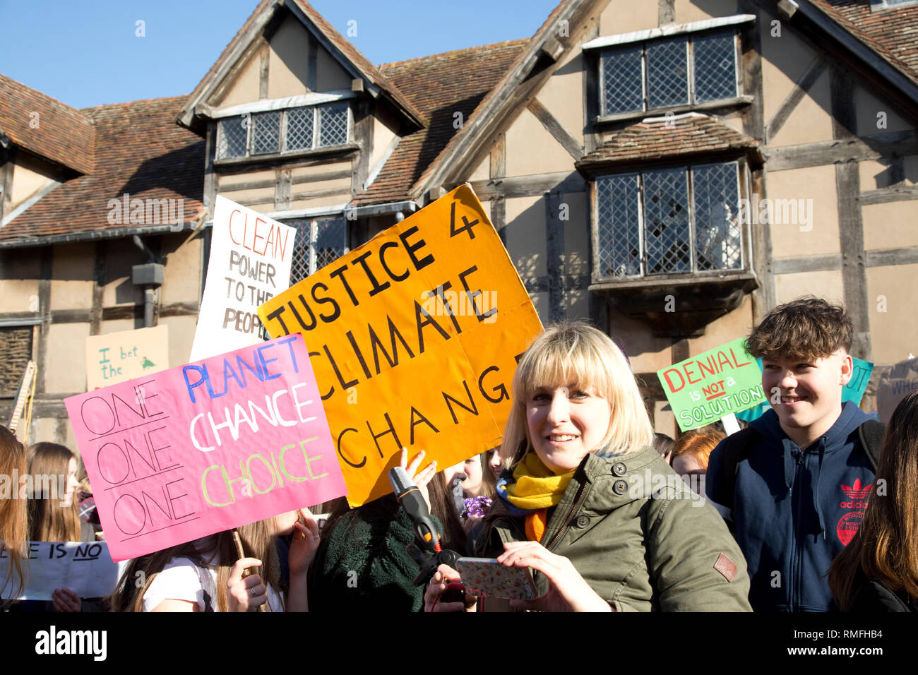 Stratford-upon-Avon, Großbritannien. 15. Feb 2019. Studenten streiken die Banner anspruchsvolle Regierung Maßnahmen gegen den Klimawandel in der Mitte der 15. Februar 2018 Stratford-upon-Avon GROSSBRITANNIEN. In ihren Nationalen Offenen Brief sagen Sie der Regierung "Wir hatten genug; keine Entschuldigungen mehr, nicht mehr Untätigkeit; wir wollen eine Zukunft, und wir werden dafür kämpfen." Quelle: Mark Boulton/Alamy leben Nachrichten Stockfoto