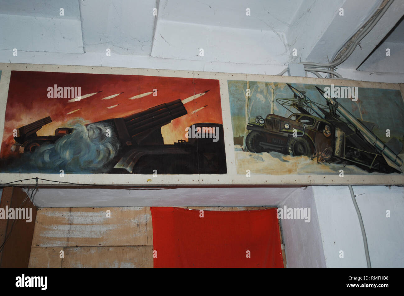 Januar 1, 2006 - Donezk Donezk Volksrepublik (DPR) D, Ukraine - Gemälde an einer ex-sowjetischen Krieges Luftschutzbunker aus einer früheren Besetzung gesehen. Der Krieg zwischen der ukrainischen Armee und die Soldaten der Donezk Volksrepublik hat das Leben von 12.000 Menschen und diejenigen, die vertrieben wurden mehr als eine Million. Das im Jahr 2014 eskaliert. Trotz eines Waffenstillstandes im Ort, es ist offensichtlich, dass der Tod immer noch Auftritt von vorwiegend, Sniper, Mörtel und Minen. den Bau von Schützengräben auf beiden Seiten von Niemandsland, (oft nur 100 m auseinander) gewährleistet eine statische noch aggressiver Konfrontation. Die Stockfoto