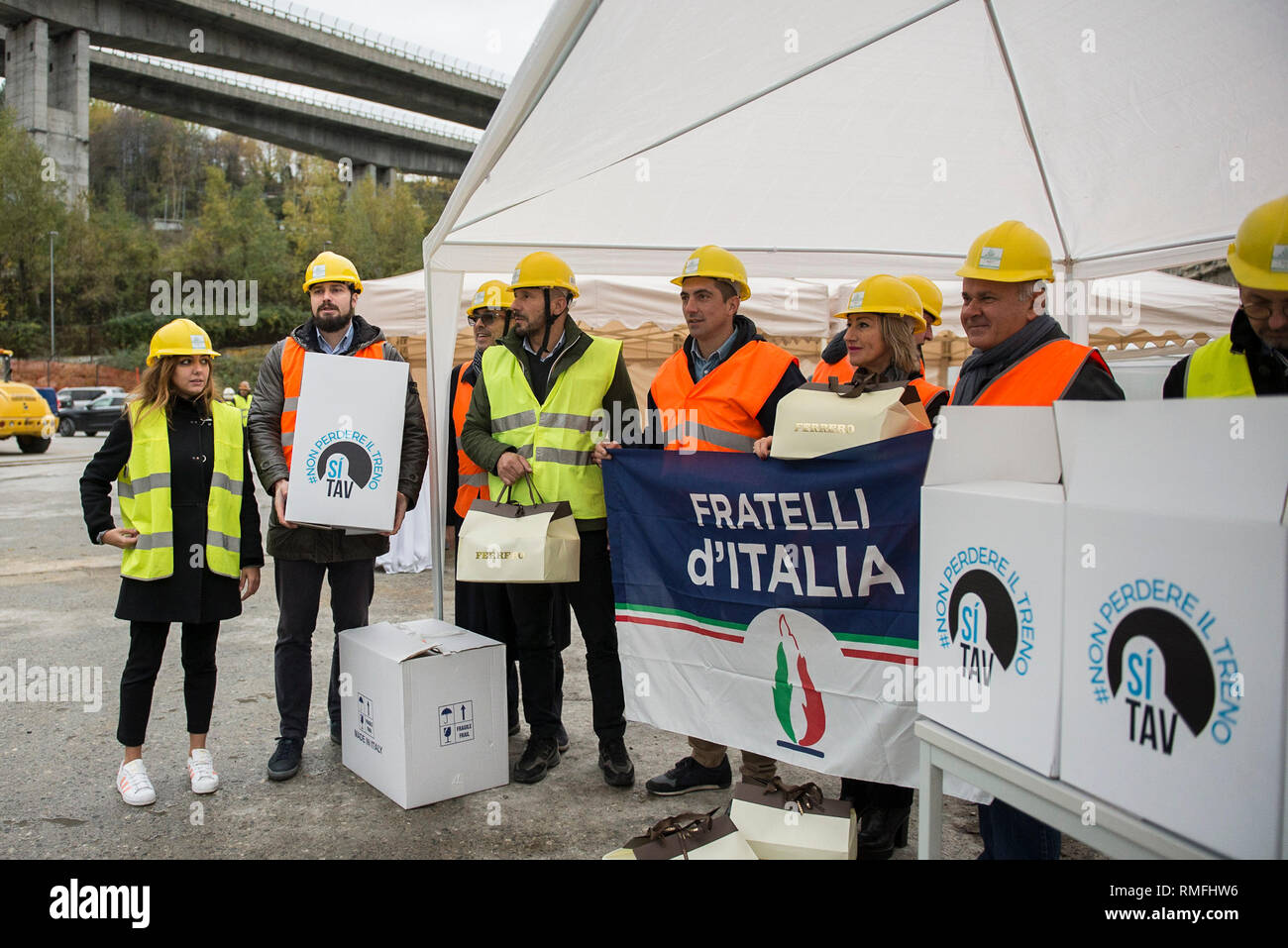 November 16, 2018 - Chiomonte, Piemont, Italien - Turin, Italien - 16. November 2018: Außenbereich der Chiomonte TAV Construction Site während der Besuch der Mitglieder der SI-Ausschusses TAV#nonperdereiltreno an der TAV Construction Site in Chiomonte die Arbeiter den alpenquerenden Tunnel der typischen piemontesischen Produkte zu geben. Die SI-TAV Ausschuss hat viele Piemontesischen Produkte, die für die Arbeiter, die auf der Website Arbeit gespendet werden gesammelt. Diese Produkte, die Dank der TAV, die in Europa verkauft werden und in der Welt sein, bei dieser Gelegenheit wird es auch eine Delegation der französischen Arbeiter der Fr. Stockfoto