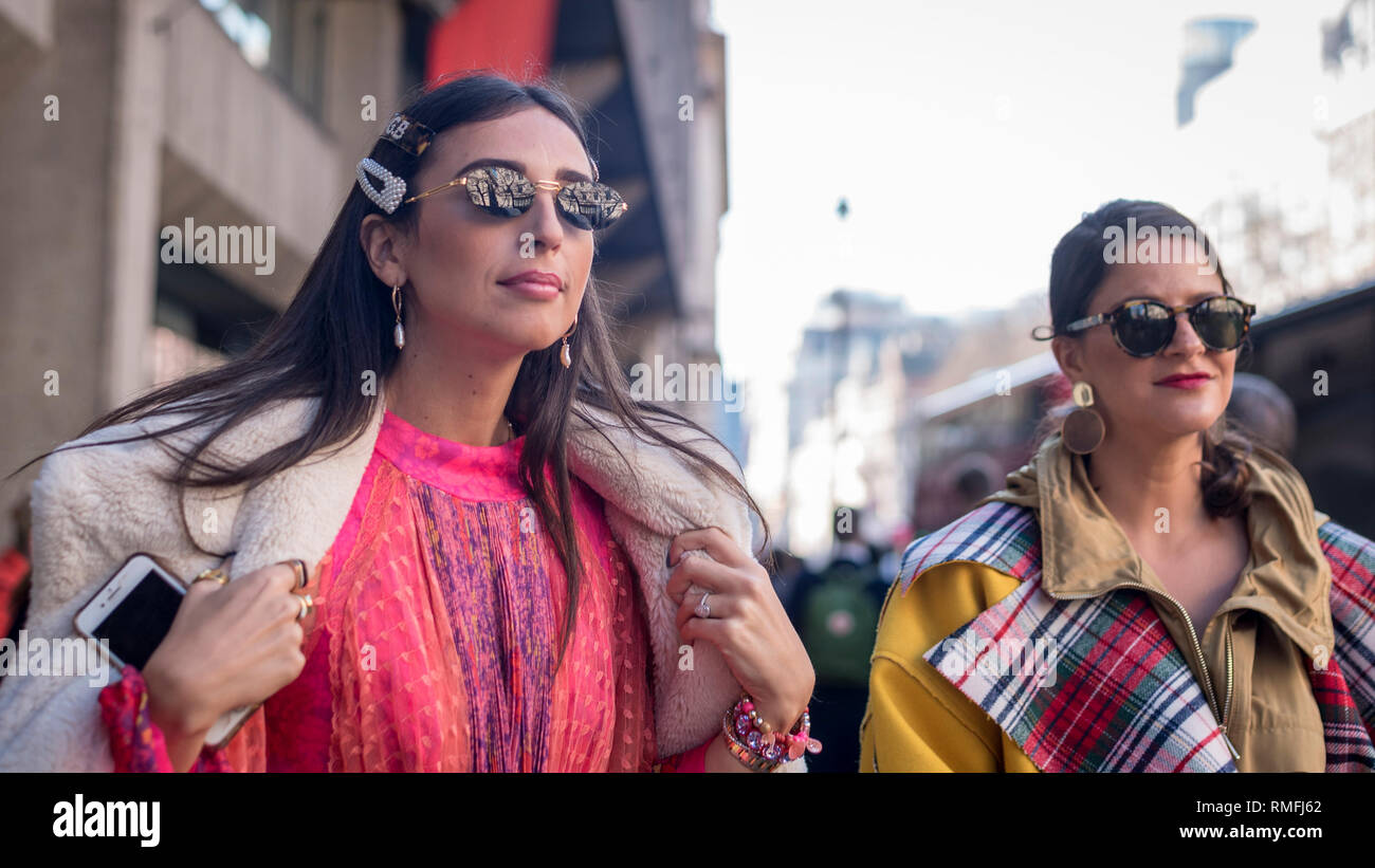 London, Großbritannien. 15 Feb, 2019. Anhänger der Mode kommen für eine Show in der Britischen Mode Rat Raum bei 180 The Strand am Eröffnungstag der London Fashion Week. Designer aus der ganzen Welt ihre Herbst und Winter (AW 19) Kreationen an einer Vielzahl von Orten in der Hauptstadt. Credit: Stephen Chung/Alamy leben Nachrichten Stockfoto