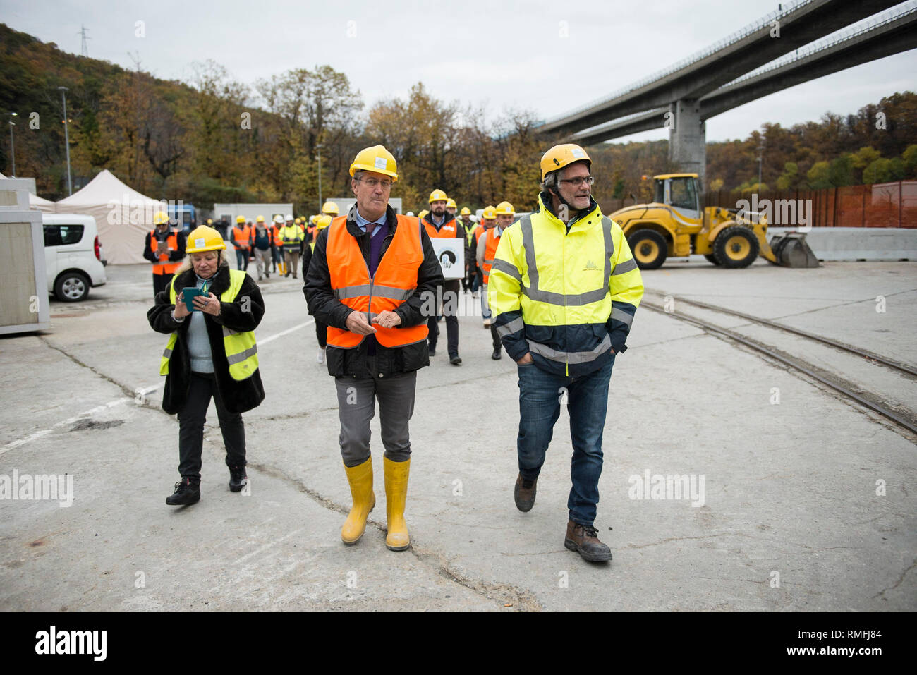 November 16, 2018 - Chiomonte, Piemont, Italien - Turin, Italien - 16. November 2018: Außenbereich der Chiomonte TAV Construction Site während der Besuch der Mitglieder der SI-Ausschusses TAV#nonperdereiltreno an der TAV Construction Site in Chiomonte die Arbeiter den alpenquerenden Tunnel der typischen piemontesischen Produkte zu geben. Die SI-TAV Ausschuss hat viele Piemontesischen Produkte, die für die Arbeiter, die auf der Website Arbeit gespendet werden gesammelt. Diese Produkte, die Dank der TAV, die in Europa verkauft werden und in der Welt sein, bei dieser Gelegenheit wird es auch eine Delegation der französischen Arbeiter der Fr. Stockfoto