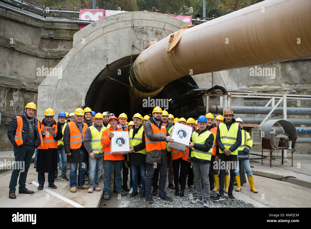 November 16, 2018 - Chiomonte, Piemont, Italien - Turin, Italien - 16. November 2018: Außenbereich der Chiomonte TAV Construction Site während der Besuch der Mitglieder der SI-Ausschusses TAV#nonperdereiltreno an der TAV Construction Site in Chiomonte die Arbeiter den alpenquerenden Tunnel der typischen piemontesischen Produkte zu geben. Die SI-TAV Ausschuss hat viele Piemontesischen Produkte, die für die Arbeiter, die auf der Website Arbeit gespendet werden gesammelt. Diese Produkte, die Dank der TAV, die in Europa verkauft werden und in der Welt sein, bei dieser Gelegenheit wird es auch eine Delegation der französischen Arbeiter der Fr. Stockfoto