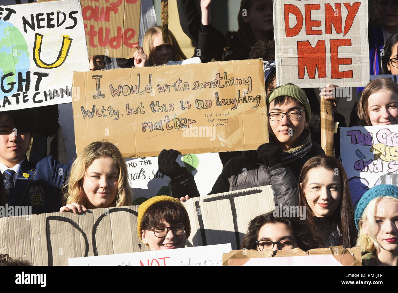 Liverpool, UK, Freitag, 15. Februar 2019, Bildungsstreik, die von einem Schüler Basisbewegung organisiert, UK Student Klima Netzwerk und Schulen 4 Climate Action mit Fahnen und Plakaten auf St. George's Plateau, das Stadtzentrum von Liverpool. Kredit David J Colbran/Alamy leben Nachrichten Stockfoto