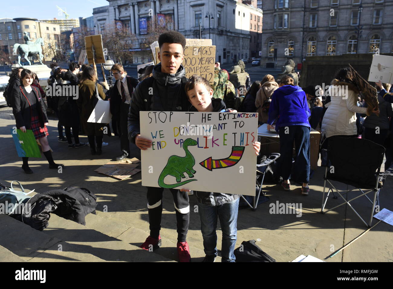 Liverpool, UK, Freitag, 15. Februar 2019, Bildungsstreik, die von einem Schüler Basisbewegung organisiert, UK Student Klima Netzwerk und Schulen 4 Climate Action mit Fahnen und Plakaten auf St. George's Plateau, das Stadtzentrum von Liverpool. Kredit David J Colbran/Alamy leben Nachrichten Stockfoto