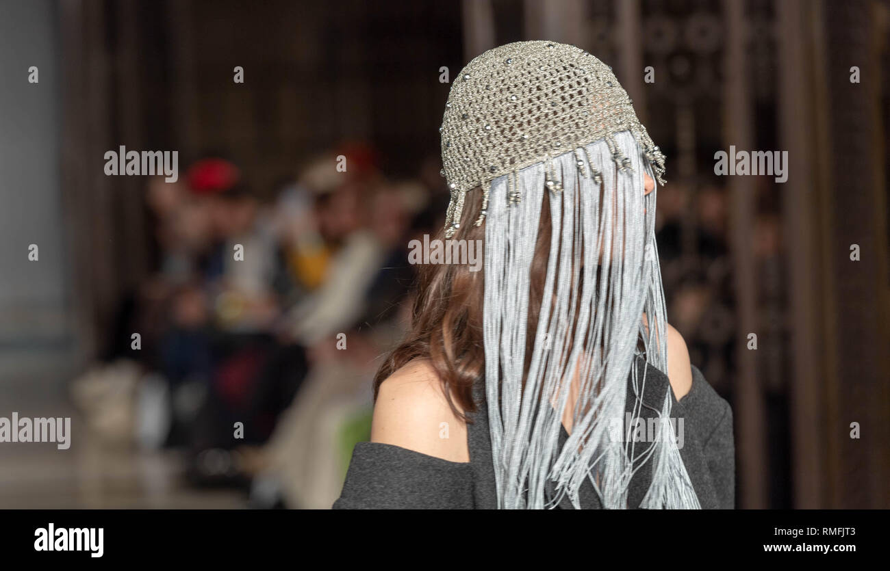 London, Großbritannien. 15. Februar 2019 unter dem Dach der Mode in London, UK. Fashion Week AW 19 bei der Freimaurer Hall, Queens Street, der Slowakische Mode Rat desinger Silvia Zrebna Credit: Ian Davidson/Alamy leben Nachrichten Stockfoto