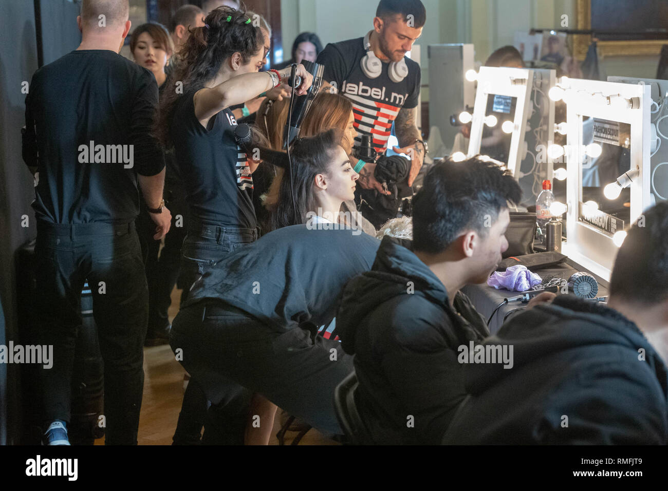 London, Großbritannien. 15. Februar 2019 Backstage bei Mode unter dem Dach in London, UK. Fashion Week AW 19 bei der Freimaurer Hall, Queens Street, Kredit: Ian Davidson/Alamy leben Nachrichten Stockfoto