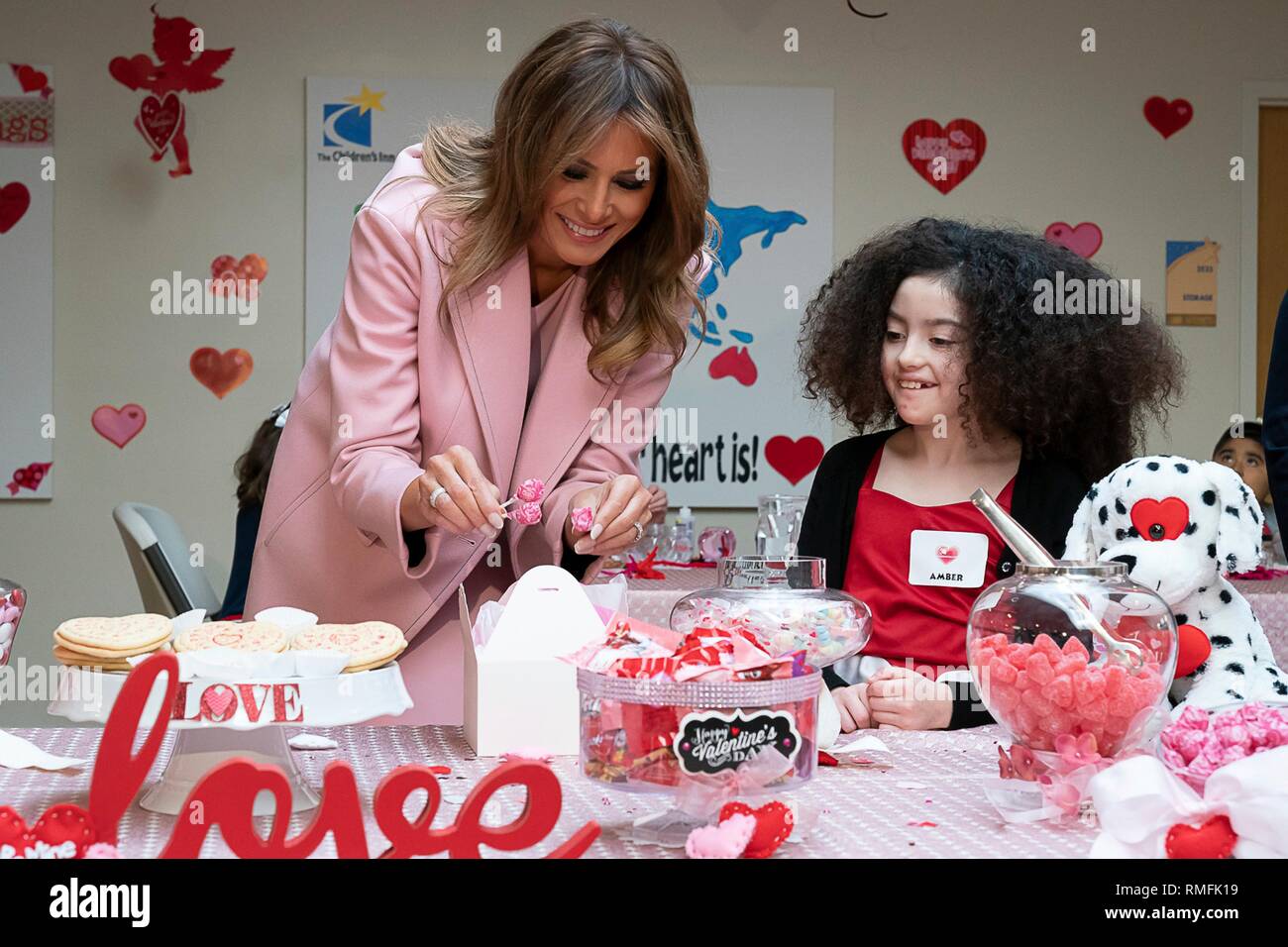 Us-First Lady Melania Trump Besuche von den Kindern in den Valentinstag feiern am Inn am Nationalen Institut für Gesundheit Februar 14, 2019 in Bethesda, Maryland. Stockfoto