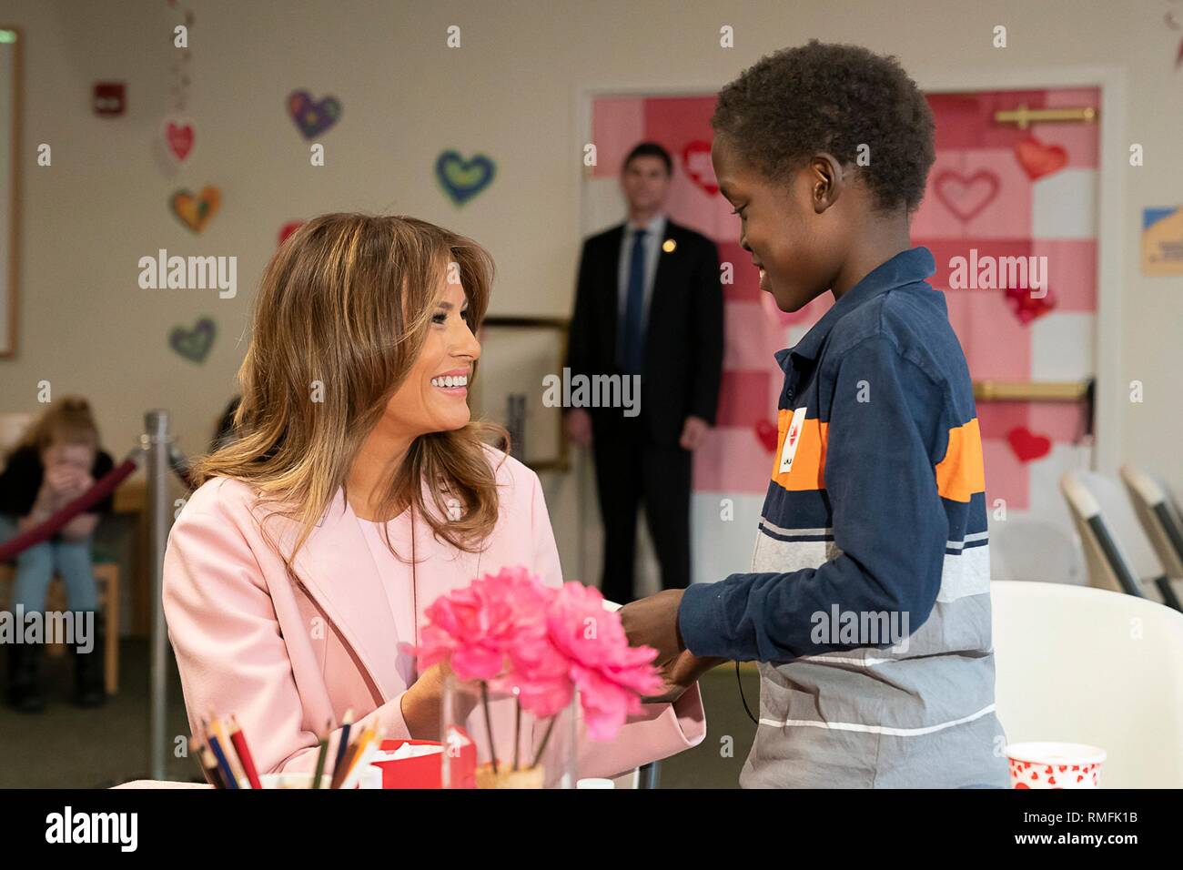 Us-First Lady Melania Trump visits Kinder, bei denen experimentelle medizinische Behandlung in Valentinstag Festlichkeiten am Inn am Nationalen Institut für Gesundheit Februar 14, 2019 in Bethesda, Maryland. Stockfoto