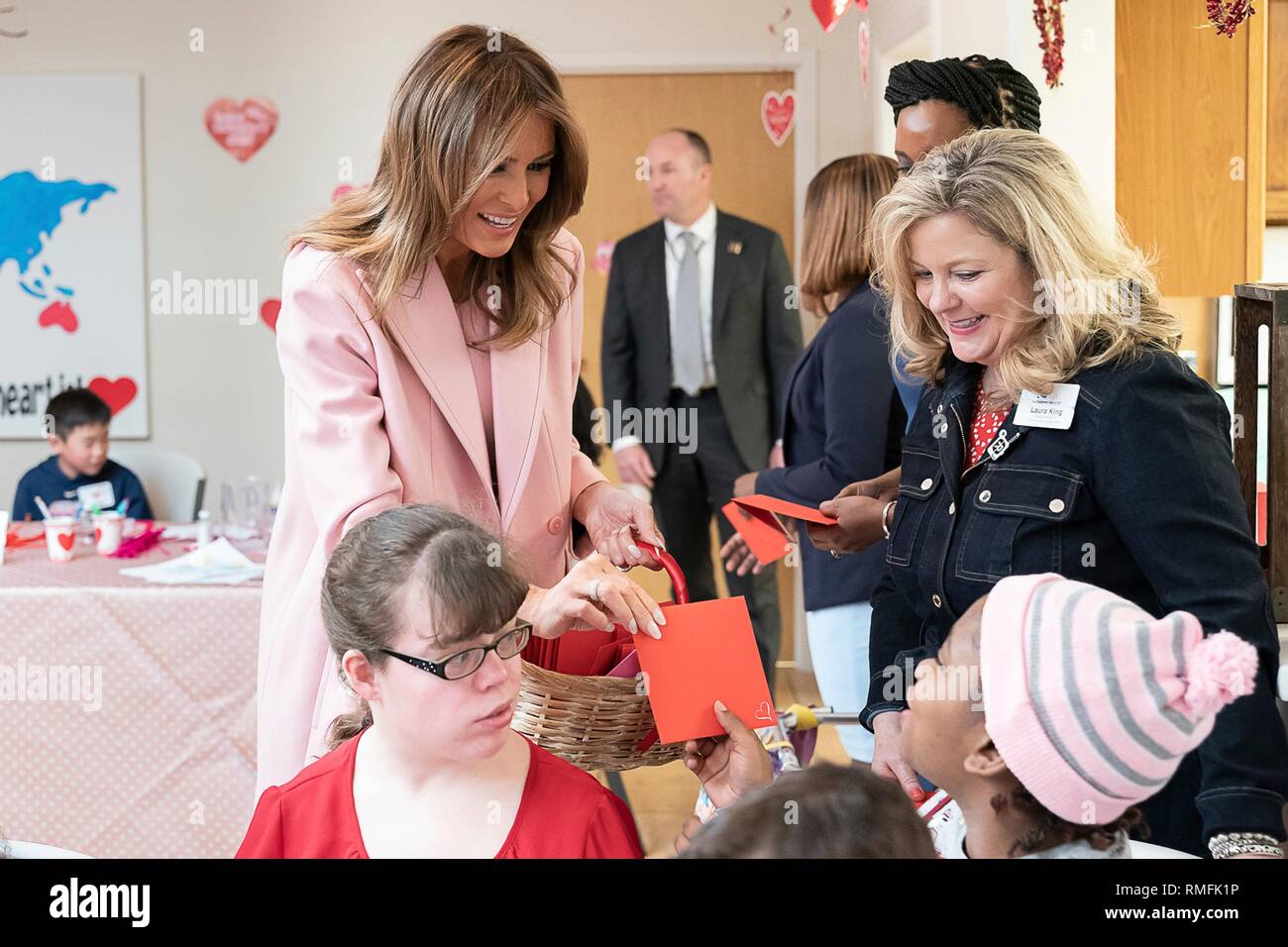 Us-First Lady Melania Trump visits Kinder, bei denen experimentelle medizinische Behandlung in Valentinstag Festlichkeiten am Inn am Nationalen Institut für Gesundheit Februar 14, 2019 in Bethesda, Maryland. Stockfoto