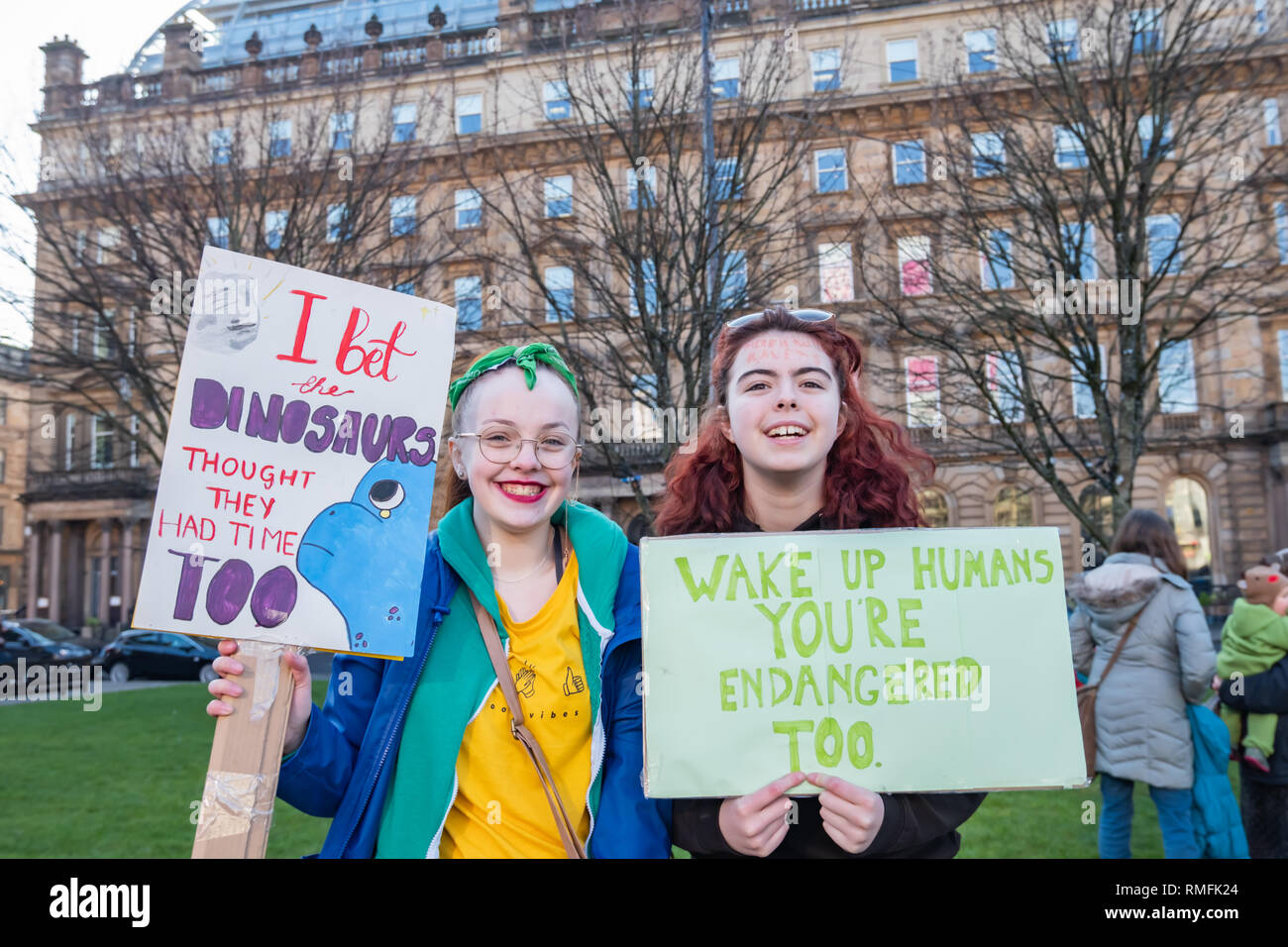 Glasgow, Schottland, Großbritannien. 15. Februar, 2019. Schüler aus Schulen, Hochschulen und Universitäten sammeln auf dem George Square Maßnahmen gegen den Klimawandel zu fordern. Die Demonstration wird von der britischen Jugend Streik 4 Klima organisiert. Credit: Skully/Alamy leben Nachrichten Stockfoto