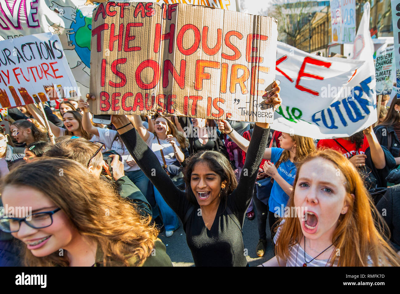 London, Großbritannien. 15 Feb, 2019. Schüler streiken, über das Fehlen von Maßnahmen gegen den Klimawandel. Sie versammeln sich in Parliament Square und März auf Downing Street, blockieren die Straßen rund um Westminster für über eine Stunde. Credit: Guy Bell/Alamy leben Nachrichten Stockfoto