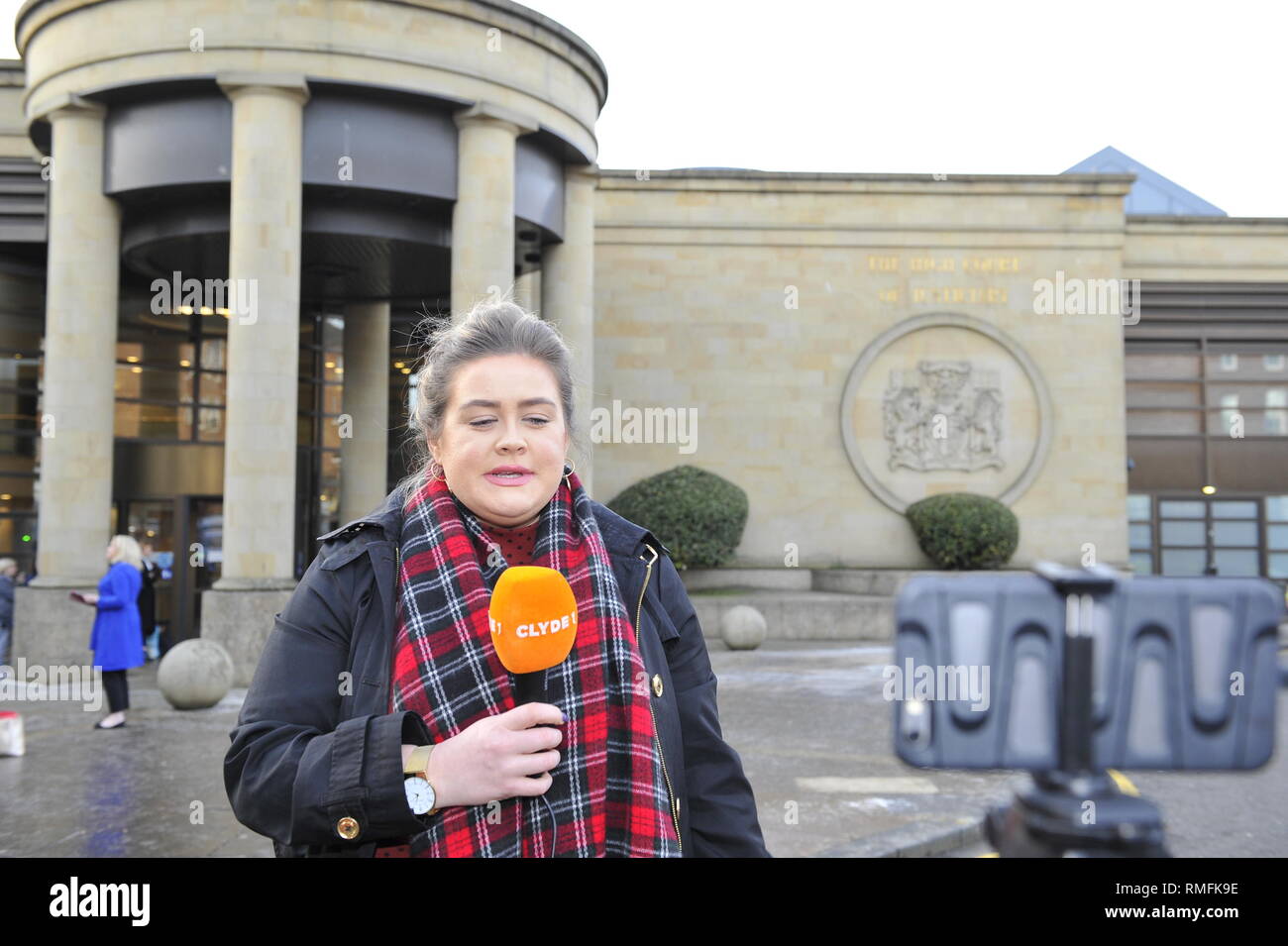 Glasgow, UK. 15 Feb, 2019. News crew Berichterstattung von außerhalb der Hof während der alesha McPhail Mordversuch. Alesha's Körper wurde auf dem Gelände eines ehemaligen Hotel am 2. Juli letzten Jahres gefunden. Nicht in der Lage ist, die Angeklagten Name. Es ist illegal, in Schottland den Namen, Adresse, Schule oder sonstige Informationen, die jedermann unter dem Alter von 18 Jahren, Angeklagter, Opfer oder Zeuge in einem Strafverfahren identifizieren konnte dieses Gesetz gilt für soziale Medien sowie zu Webseiten, Zeitungen und TV und Radio Programme zu veröffentlichen. Credit: Colin Fisher/Alamy leben Nachrichten Stockfoto