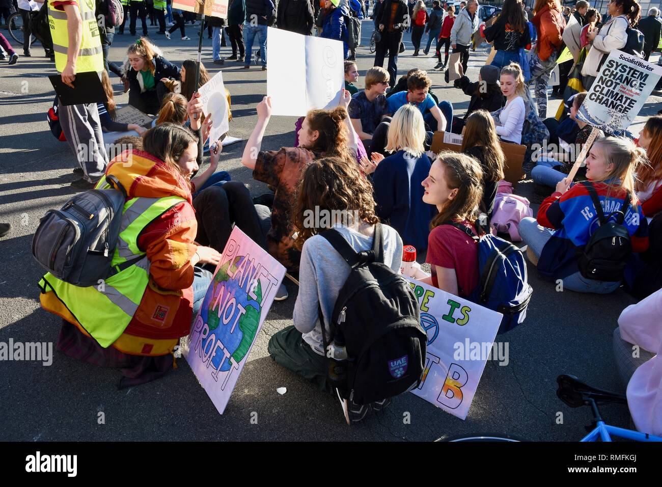 Jungen Demonstranten blockierten den Verkehr mit einem Sitzen protestieren. Klimawandel Demonstration, Parliament Square, London, UK Stockfoto