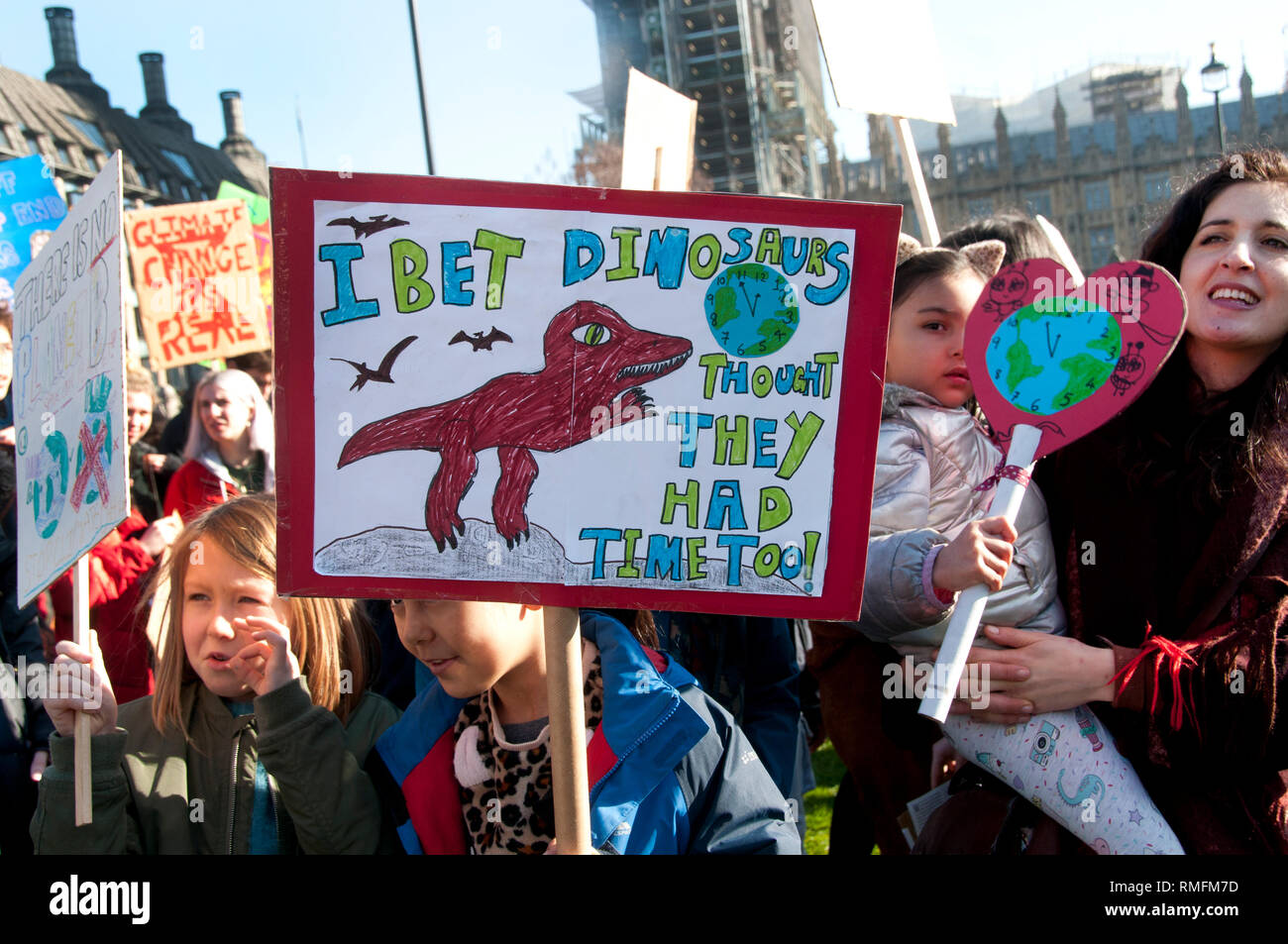 London, Großbritannien. 15 Feb, 2019. Tausende von Schülern und Jugendlichen in Großbritannien haben sich an klima Streiks, gehen aus der Schule an der Regierung Untätigkeit auf den Klimawandel als Teil einer weltweiten Kampagne für Maßnahmen gegen den Klimawandel zu protestieren. Die Schule Streiks der jungen schwedischen Aktivistin Greta Thurnberg, die seit August 2018 Freitags protestiert wurde inspiriert wurden. In London mehrere tausend Kinder und Studenten in Parliament Square, Westminster gesammelt. Ein kleiner Junge hält ein Schild mit der Aufschrift 'Ich wette, Dinosaurier dachten Sie auch Zeit' hatte. Credit: Jenny Matthews/Alamy leben Nachrichten Stockfoto